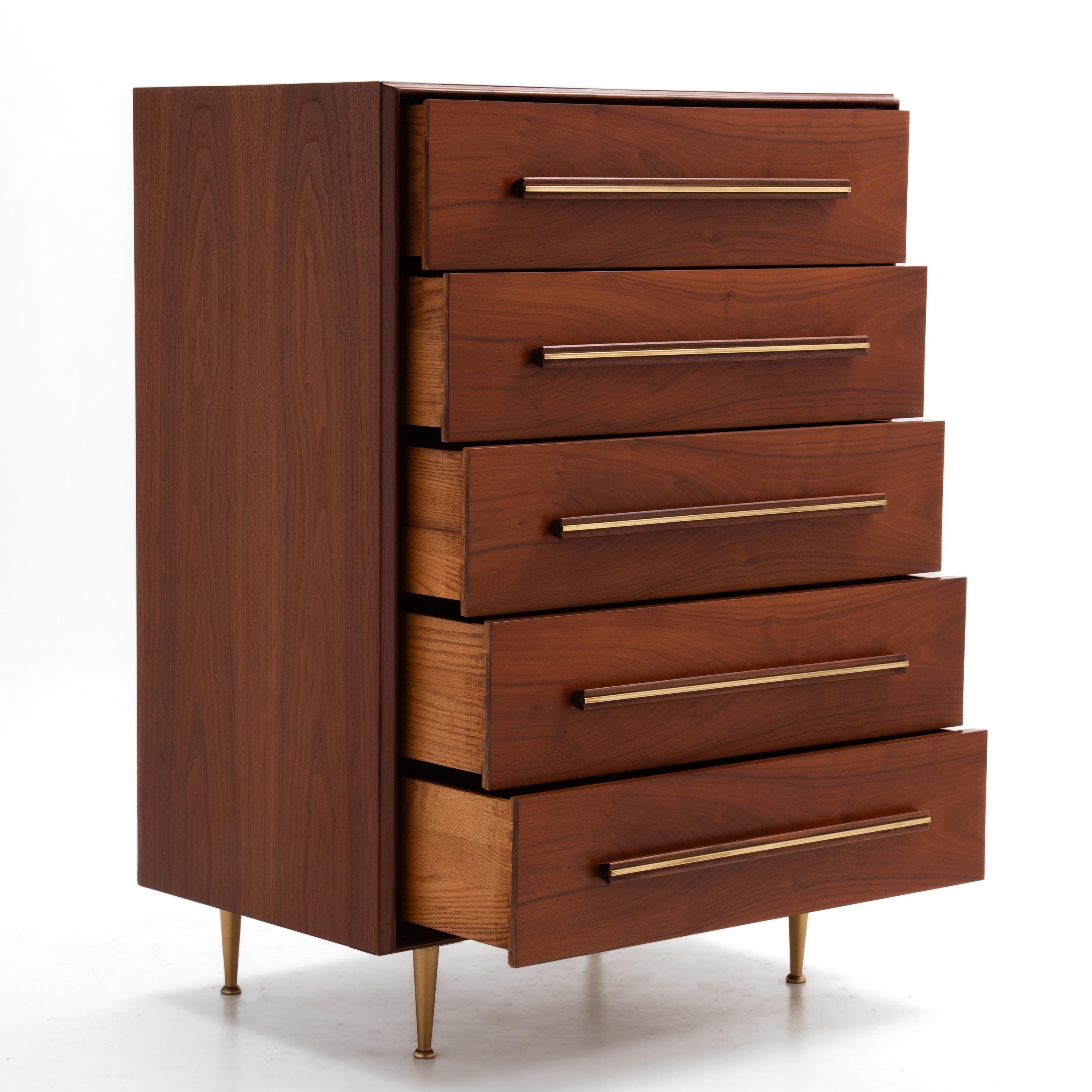 1950s Widdicomb Walnut Dresser T.H. Robsjohn Gibbings Moderno de mediados de siglo en venta