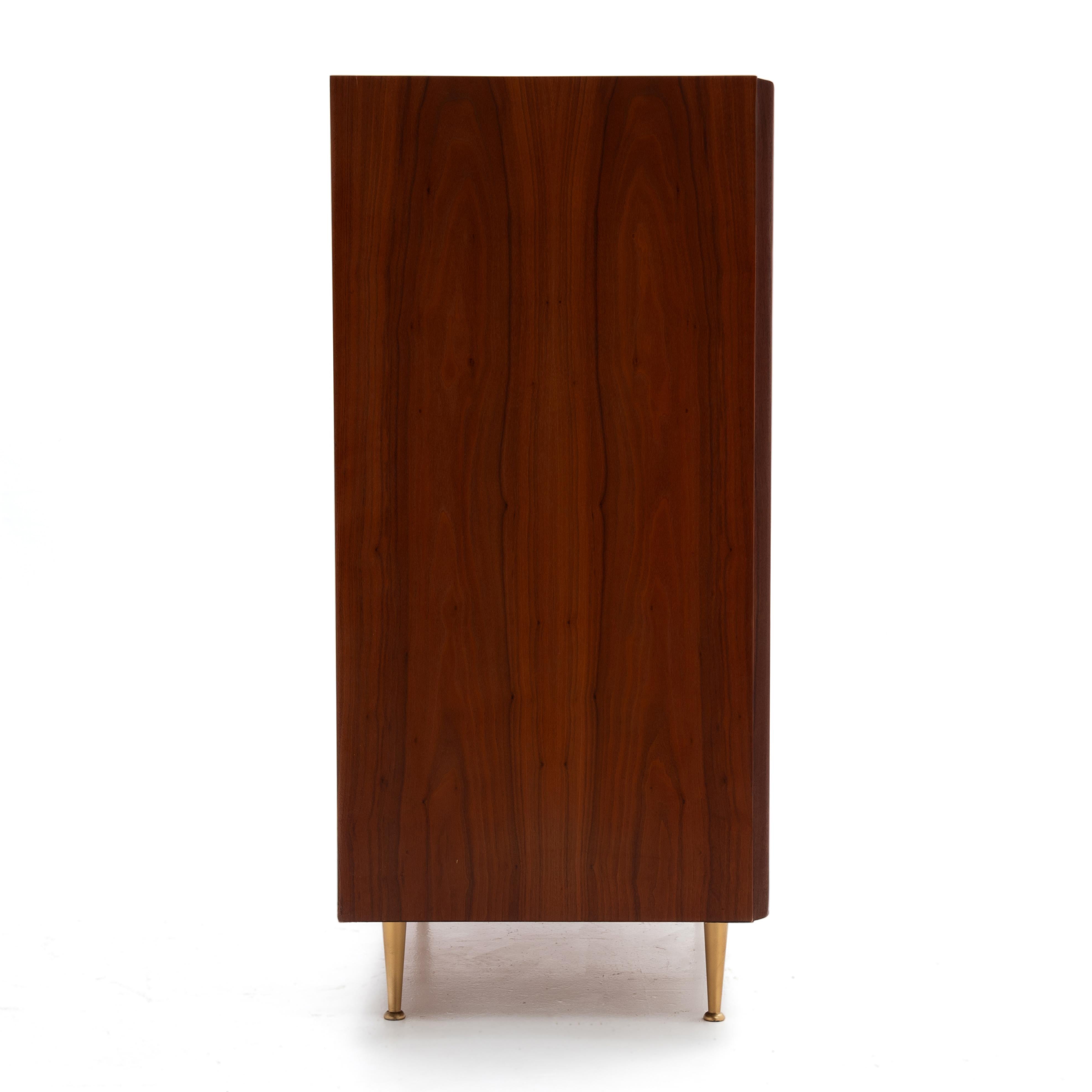 1950s Widdicomb Walnut Dresser T.H. Robsjohn Gibbings Estadounidense en venta