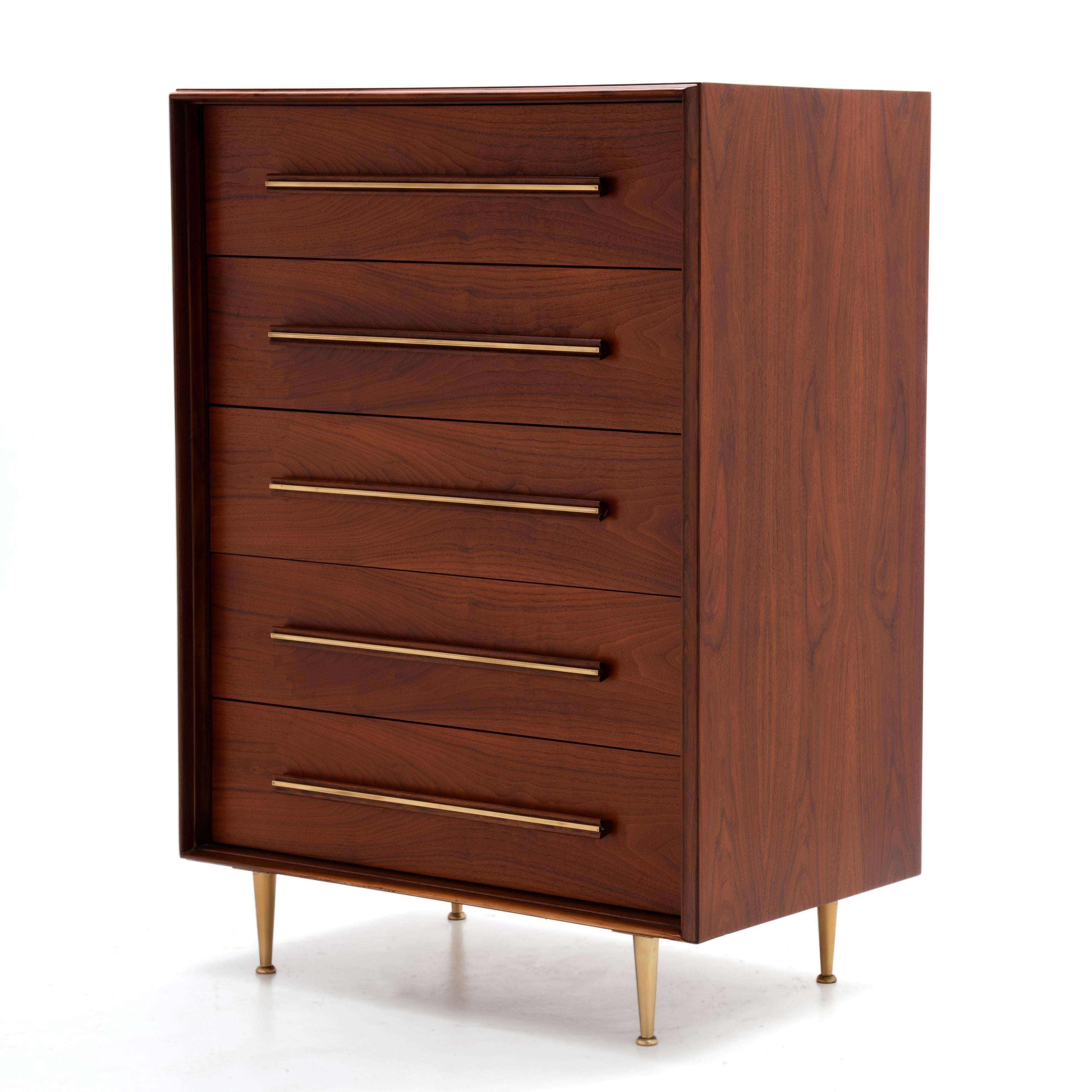 1950s Widdicomb Walnut Dresser T.H. Robsjohn Gibbings mediados del siglo XX en venta