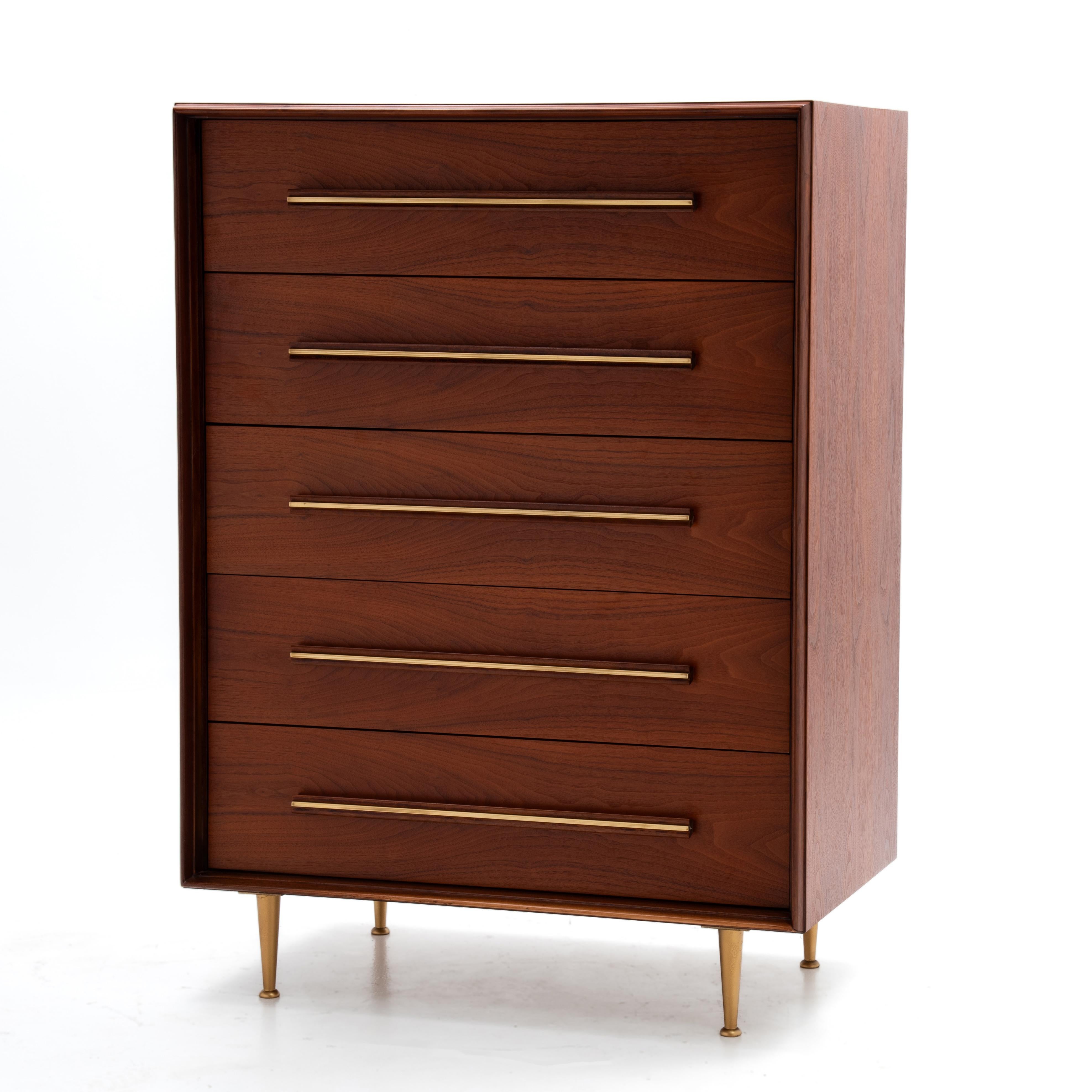 1950s Widdicomb Walnut Dresser T.H. Robsjohn Gibbings Latón en venta