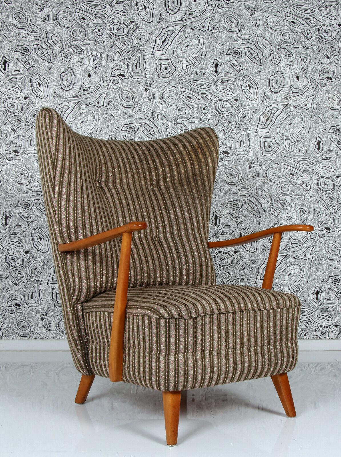 Milieu du XXe siècle 1950s wing back arm chair & ottoman extremely comfy solid make beech exc condit en vente