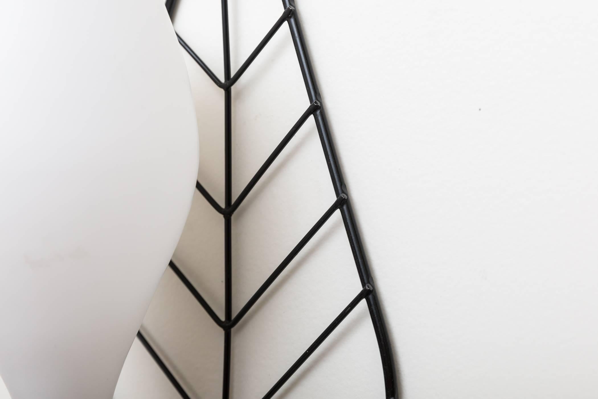 1950s Wire Leaf Milk Glass and Black Wire Wall Sconce In Good Condition For Sale In Los Angeles, CA