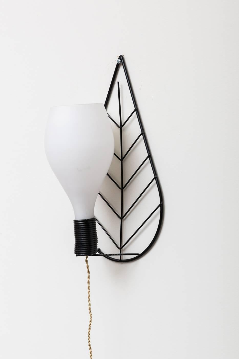 1950s Wire Leaf Milk Glass and Black Wire Wall Sconce For Sale 1