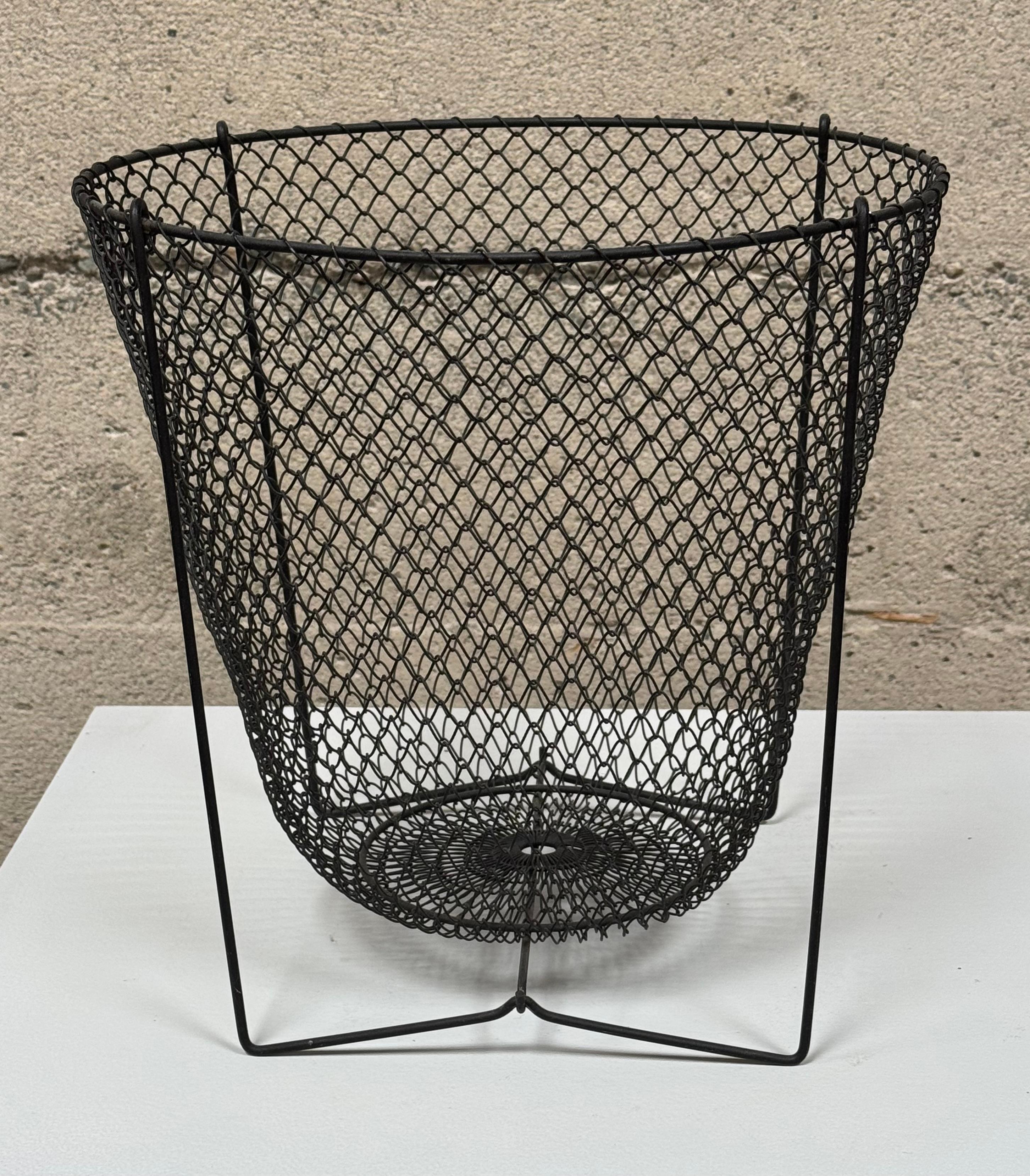 A very creative approach to a wastepaper basket design, having a wire mesh body and a wire frame that can collapse. The architecture of the design is so unique that would make a great design accessory to any office environment.