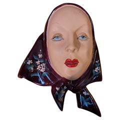 Donna con sciarpa degli anni '50 dipinta a mano Arte da parete / Applique