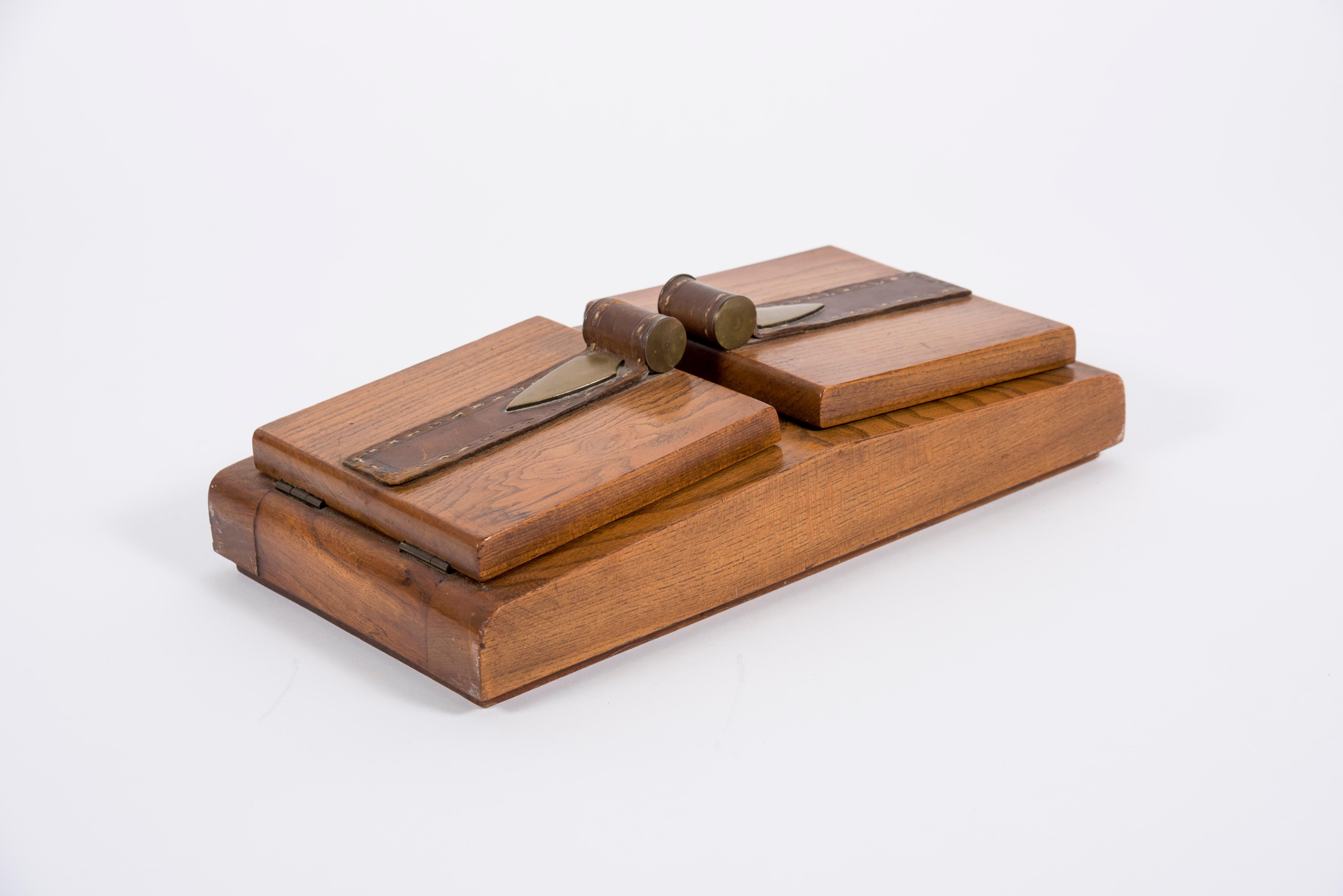 Caja de madera y cuero cosido de los años 50 de Jacques Adnet
Francia
Pieza muy rara en esta dimensión.