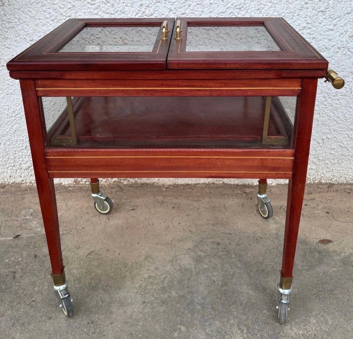 Art déco Chariot de bar en bois et laiton des années 1950 en vente