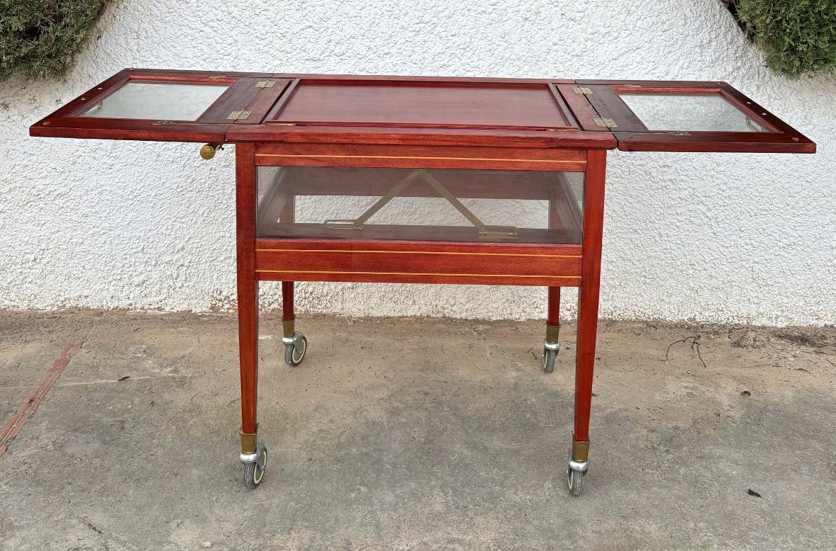 Français Chariot de bar en bois et laiton des années 1950 en vente