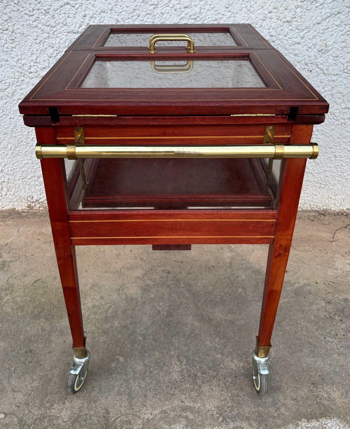 Brossé Chariot de bar en bois et laiton des années 1950 en vente