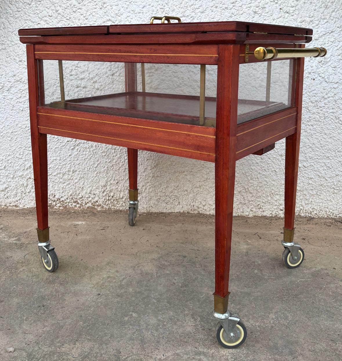 Milieu du XXe siècle Chariot de bar en bois et laiton des années 1950 en vente