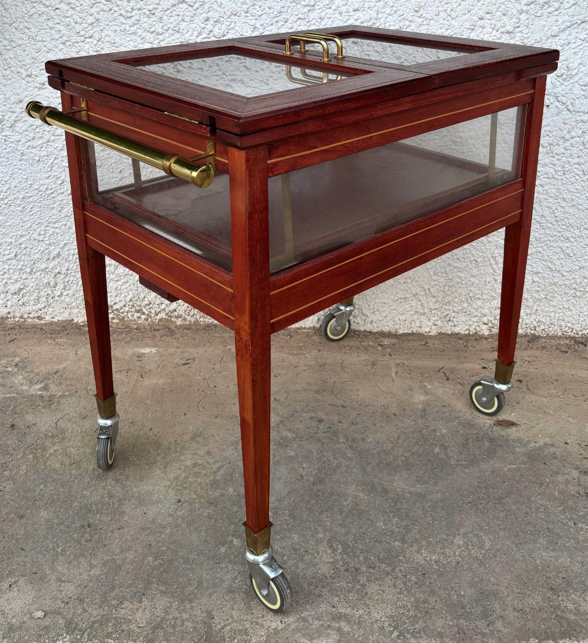 Laiton Chariot de bar en bois et laiton des années 1950 en vente