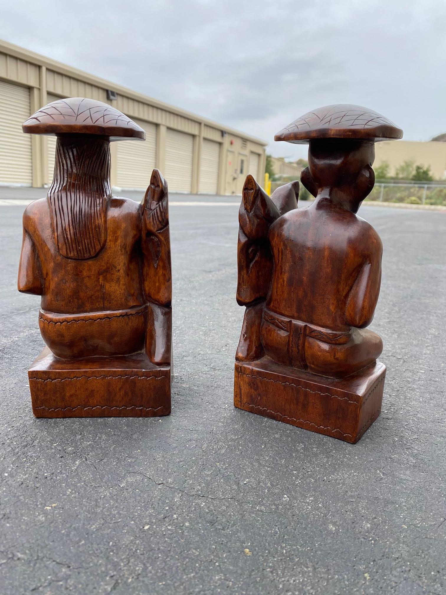 1950's Holz geschnitzt polynesischen Paar Buchstützen (Moderne der Mitte des Jahrhunderts) im Angebot