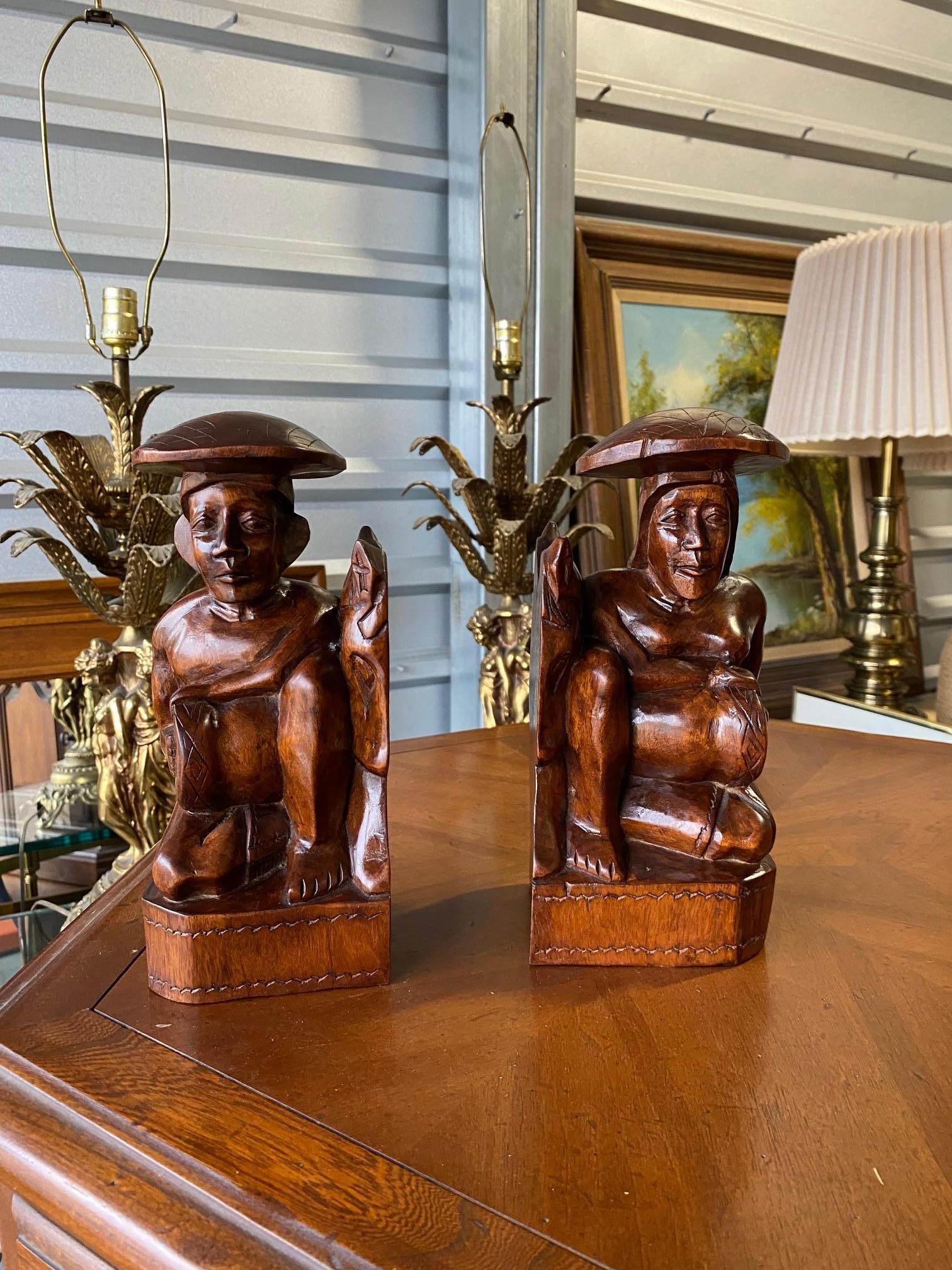 1950's Holz geschnitzt polynesischen Paar Buchstützen im Zustand „Gut“ im Angebot in Spring Valley, CA