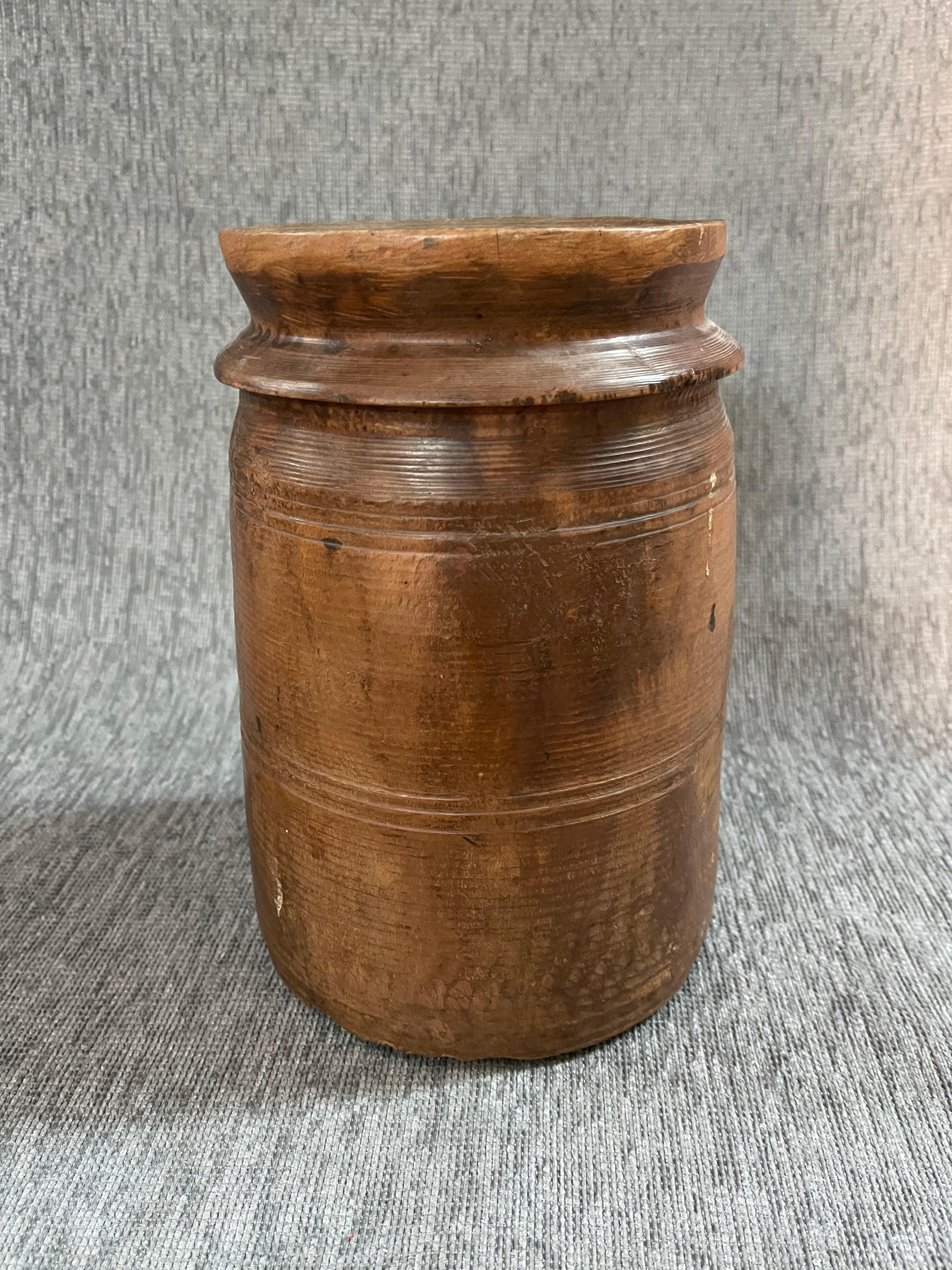1950s  Wood Himachal Pot

Questo vaso in legno, apparentemente semplice, è un oggetto di design di infinita bellezza ed eleganza che può essere inserito sia in un ambiente antico che in uno moderno o contemporaneo.
Sono manufatti indiani provenienti