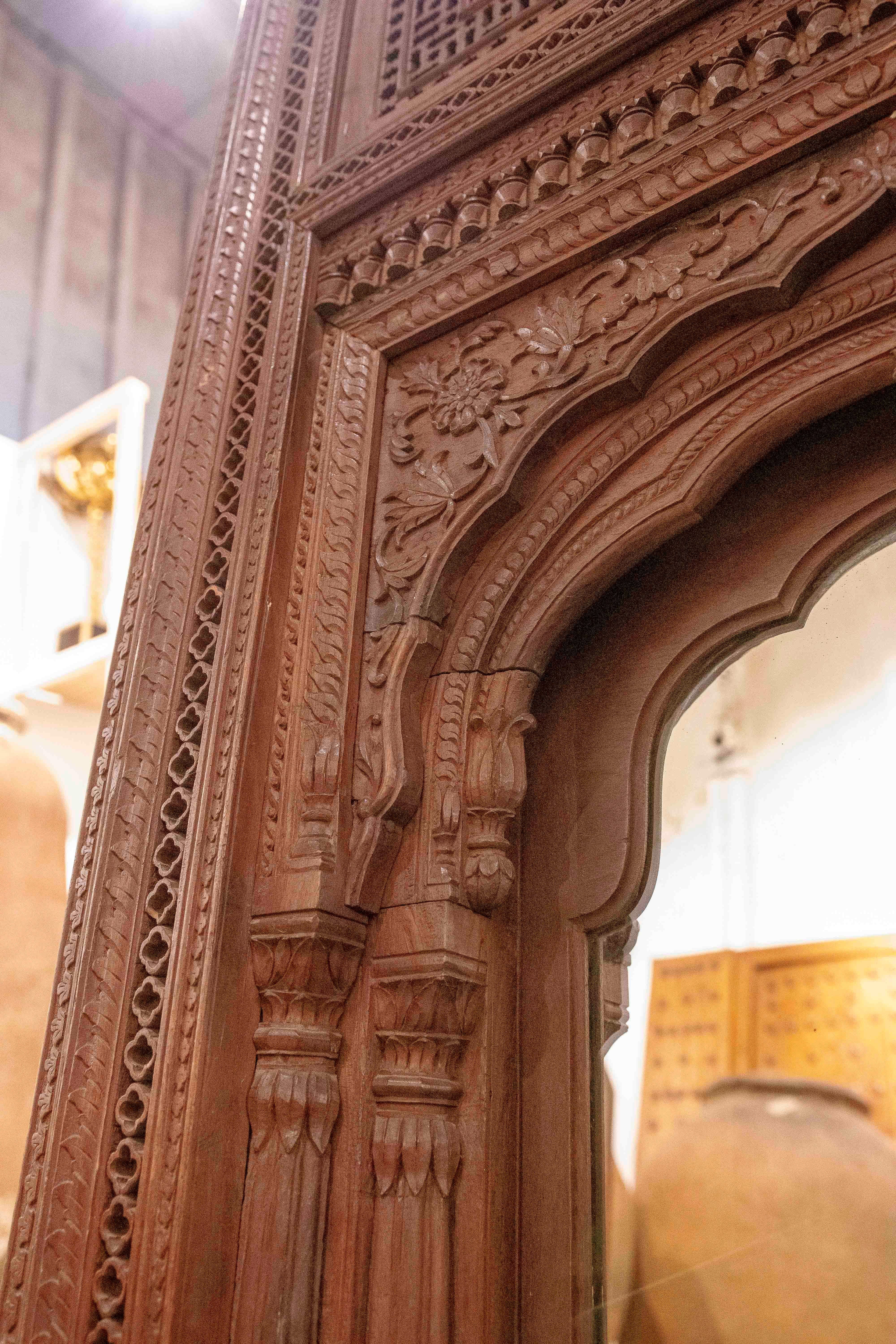 Miroir en bois sculpté des années 1950 avec cadre architectural INDO-MORISH en vente 4