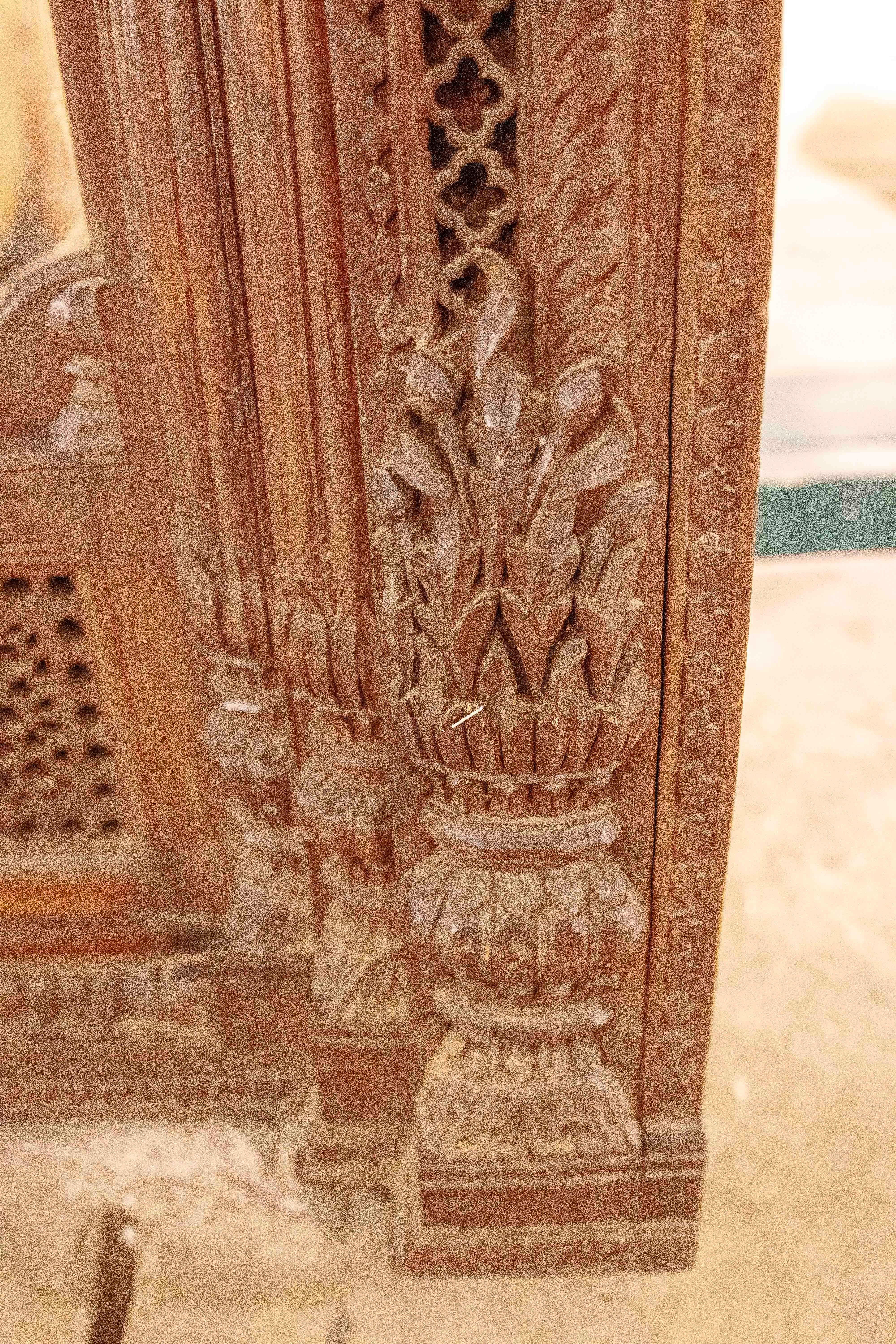 Miroir en bois sculpté des années 1950 avec cadre architectural INDO-MORISH en vente 5