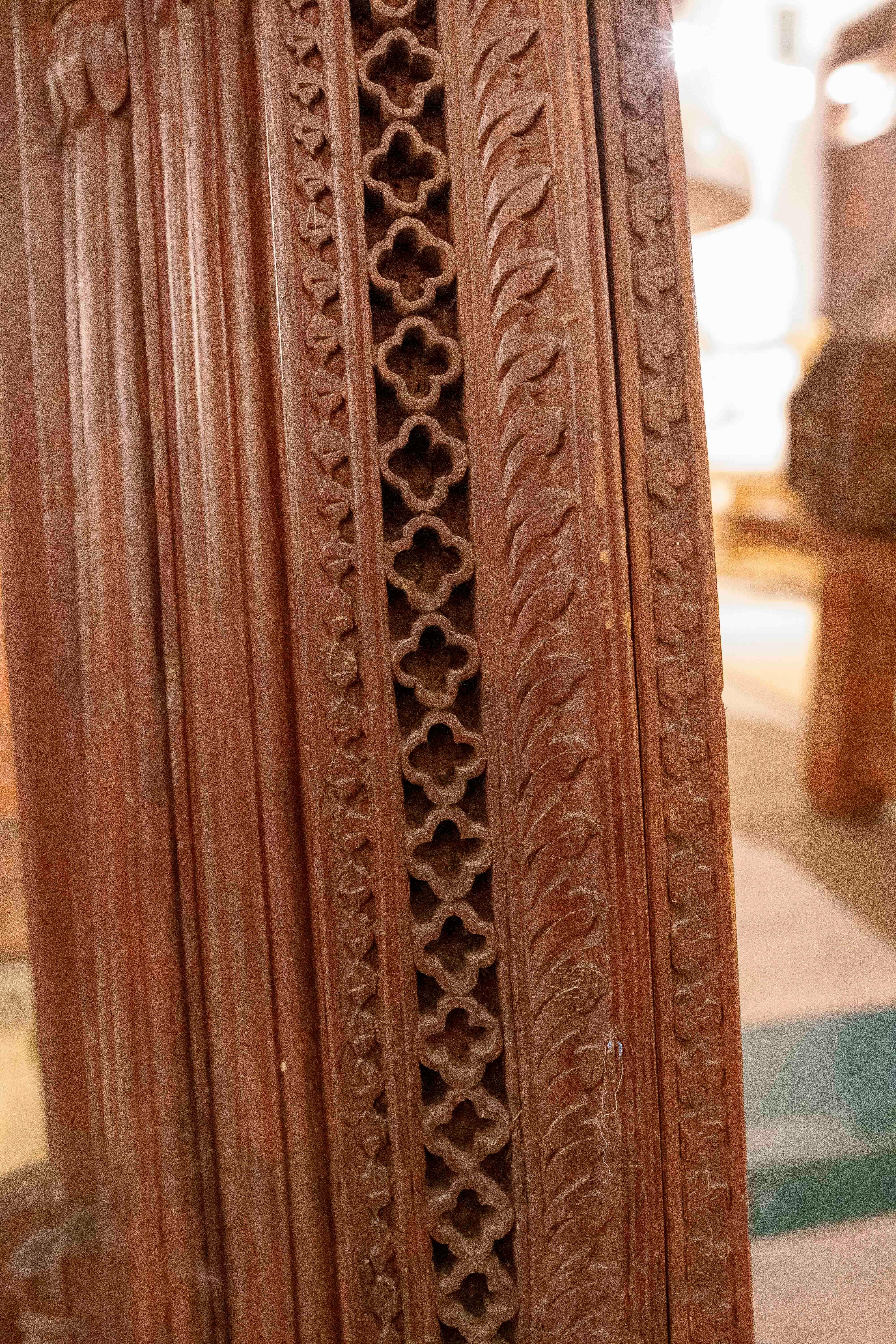 Miroir en bois sculpté des années 1950 avec cadre architectural INDO-MORISH en vente 6