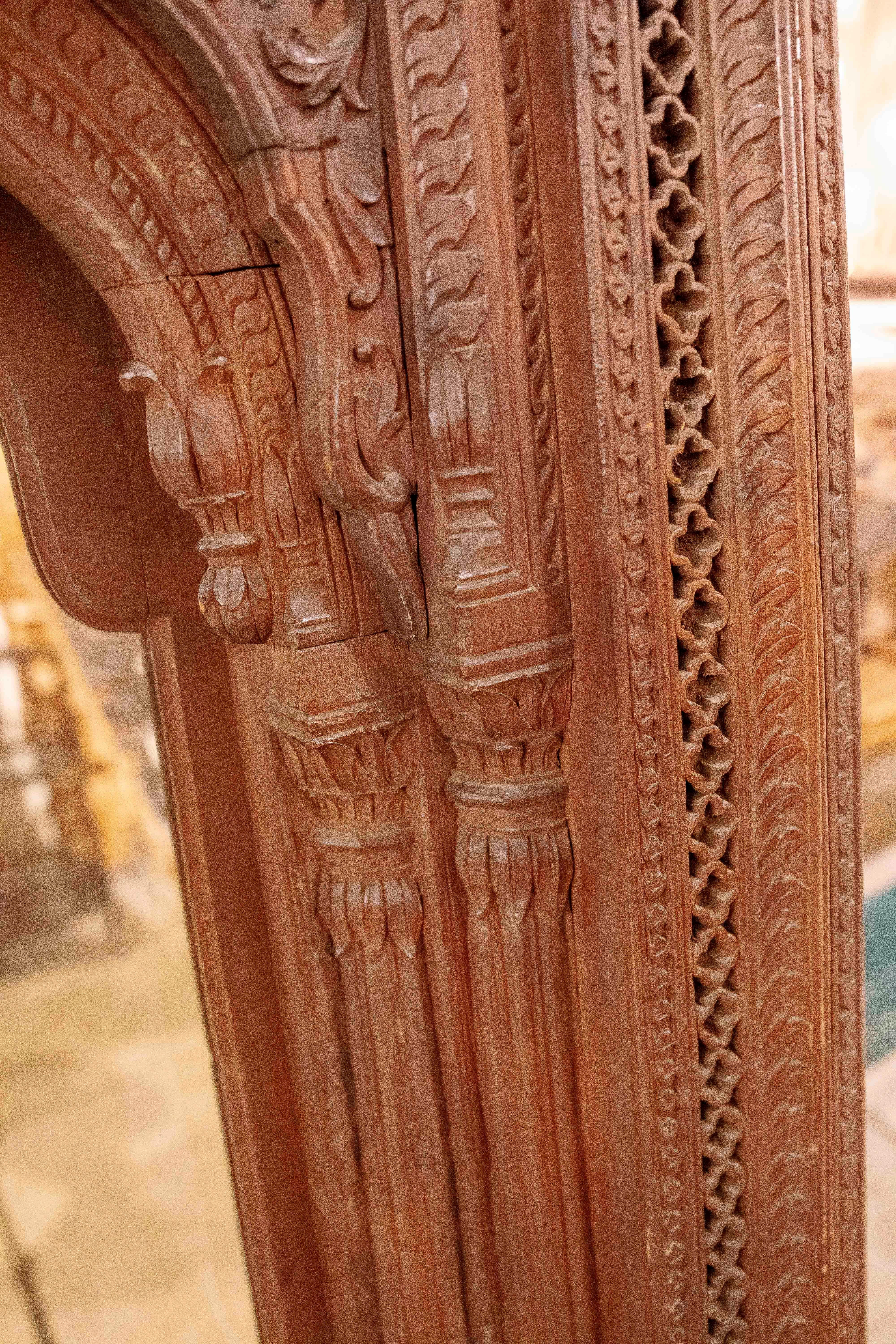 Miroir en bois sculpté des années 1950 avec cadre architectural INDO-MORISH en vente 7