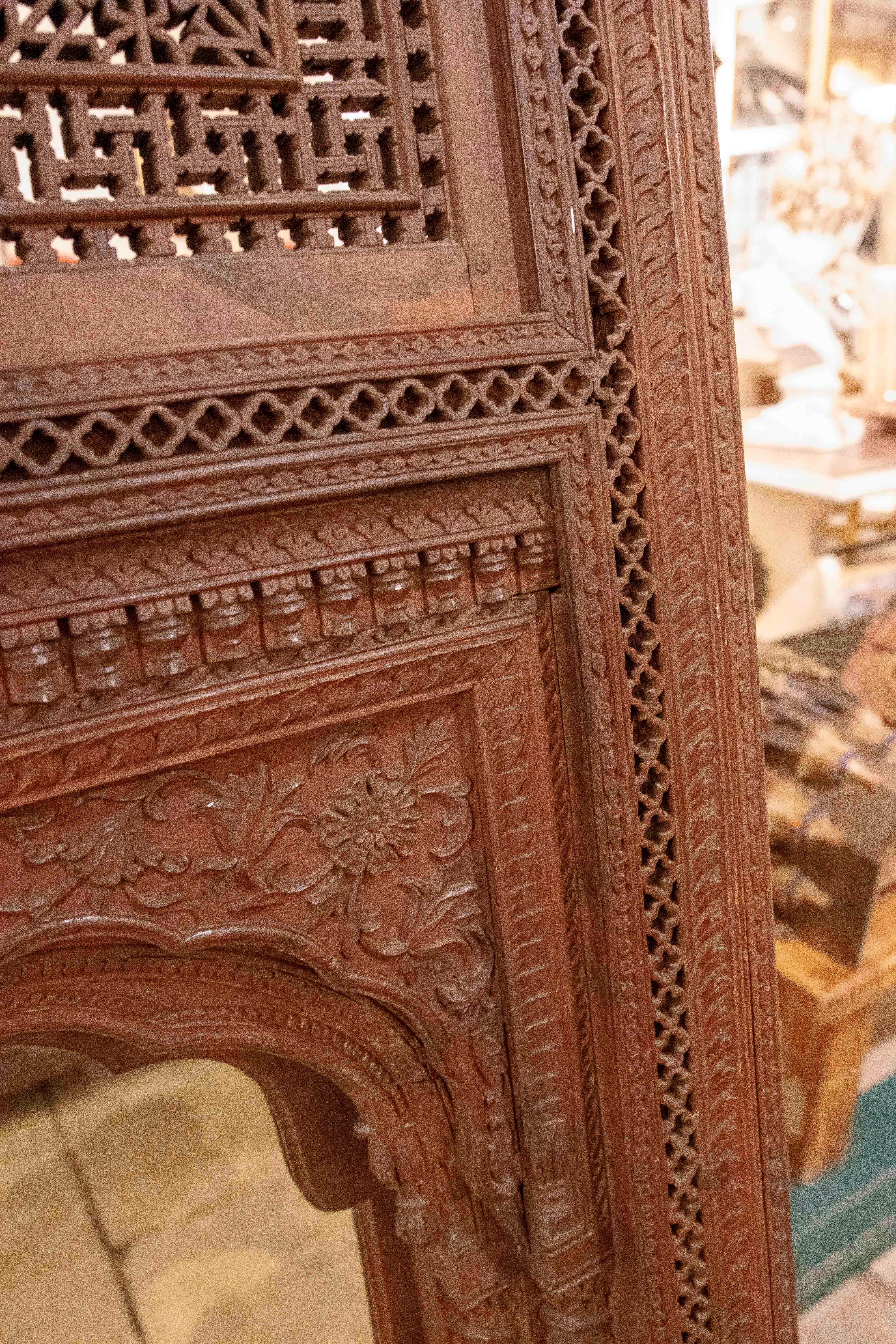 Miroir en bois sculpté des années 1950 avec cadre architectural INDO-MORISH en vente 8