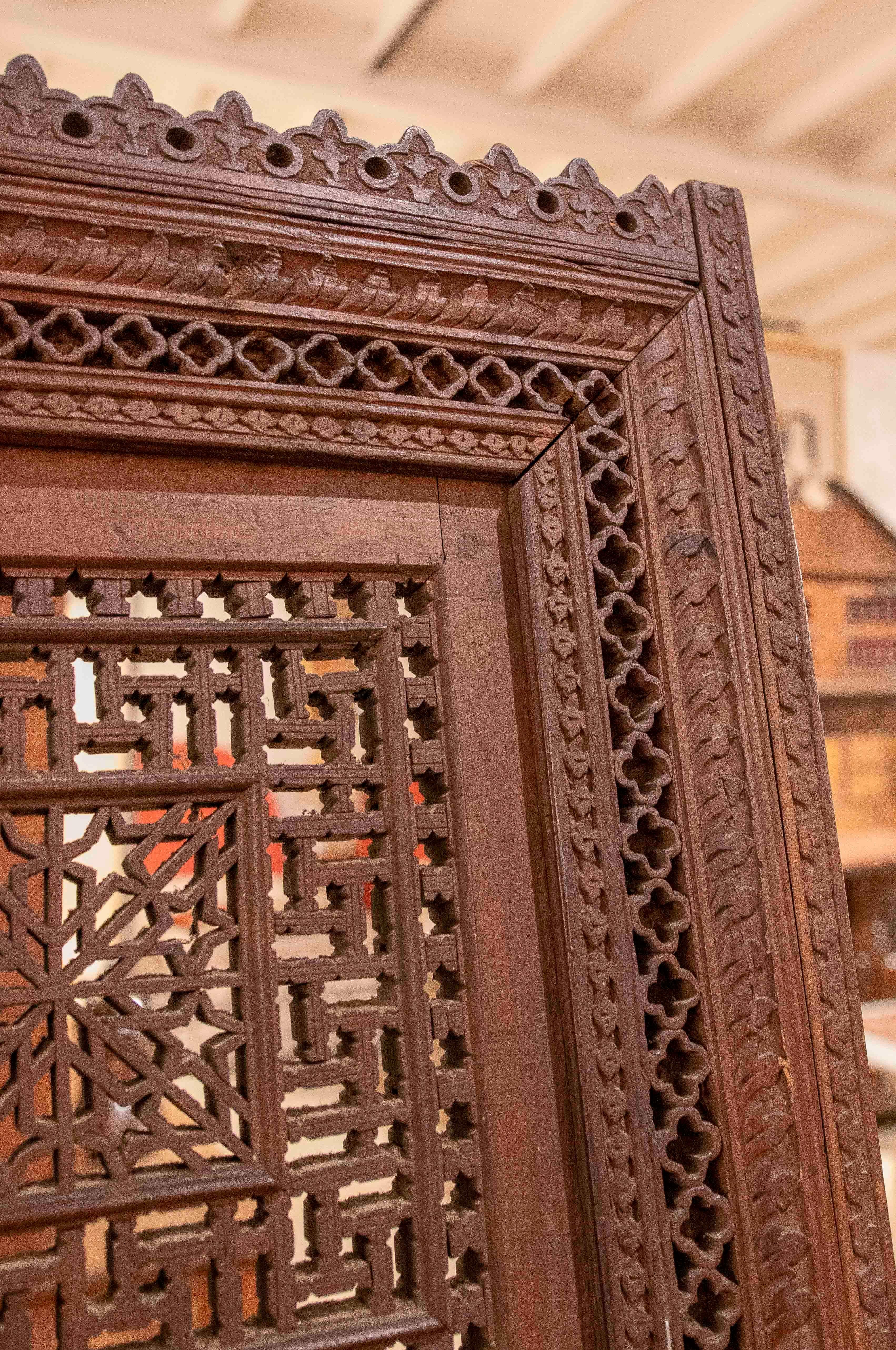 Miroir en bois sculpté des années 1950 avec cadre architectural INDO-MORISH en vente 9