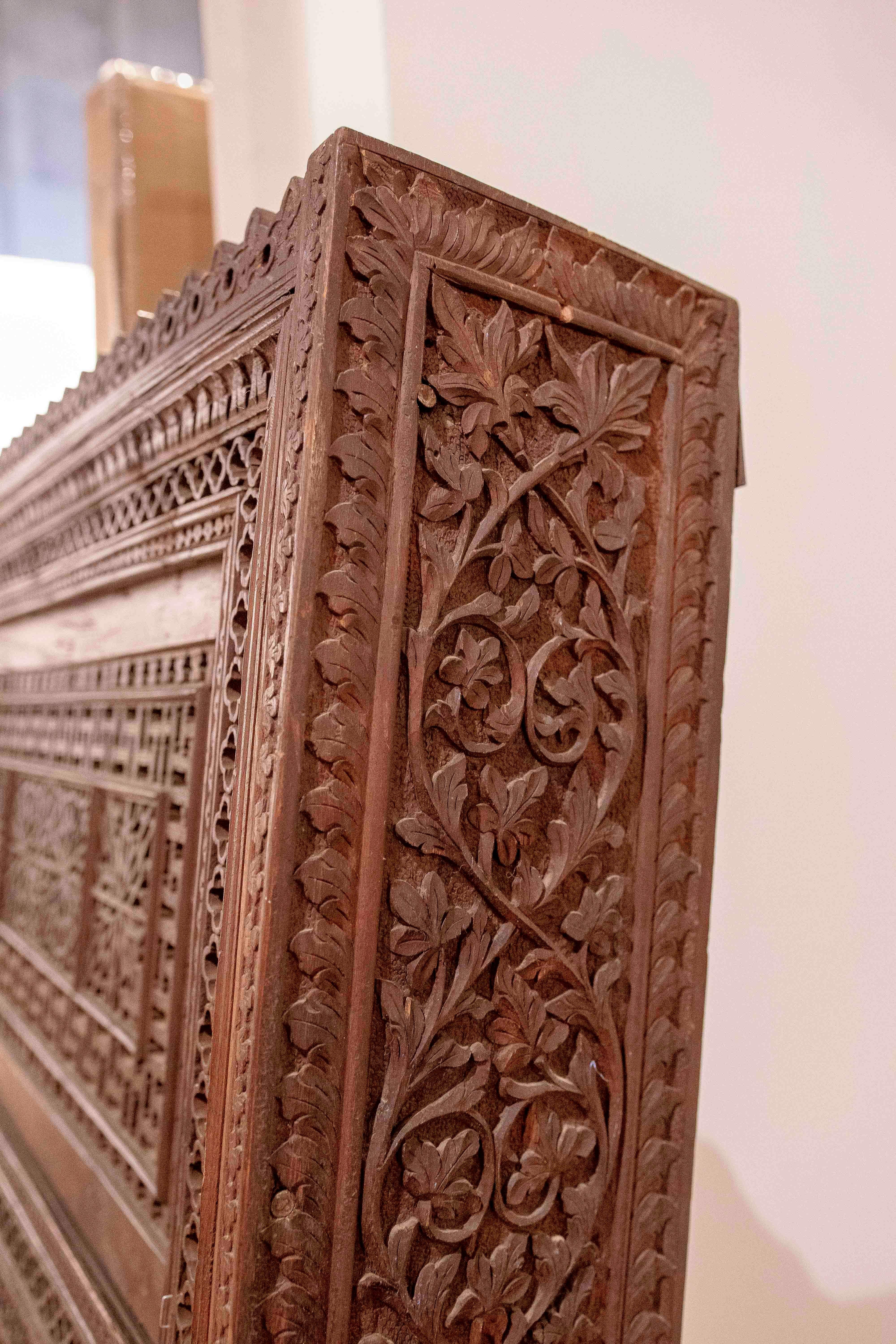 Miroir en bois sculpté des années 1950 avec cadre architectural INDO-MORISH en vente 10