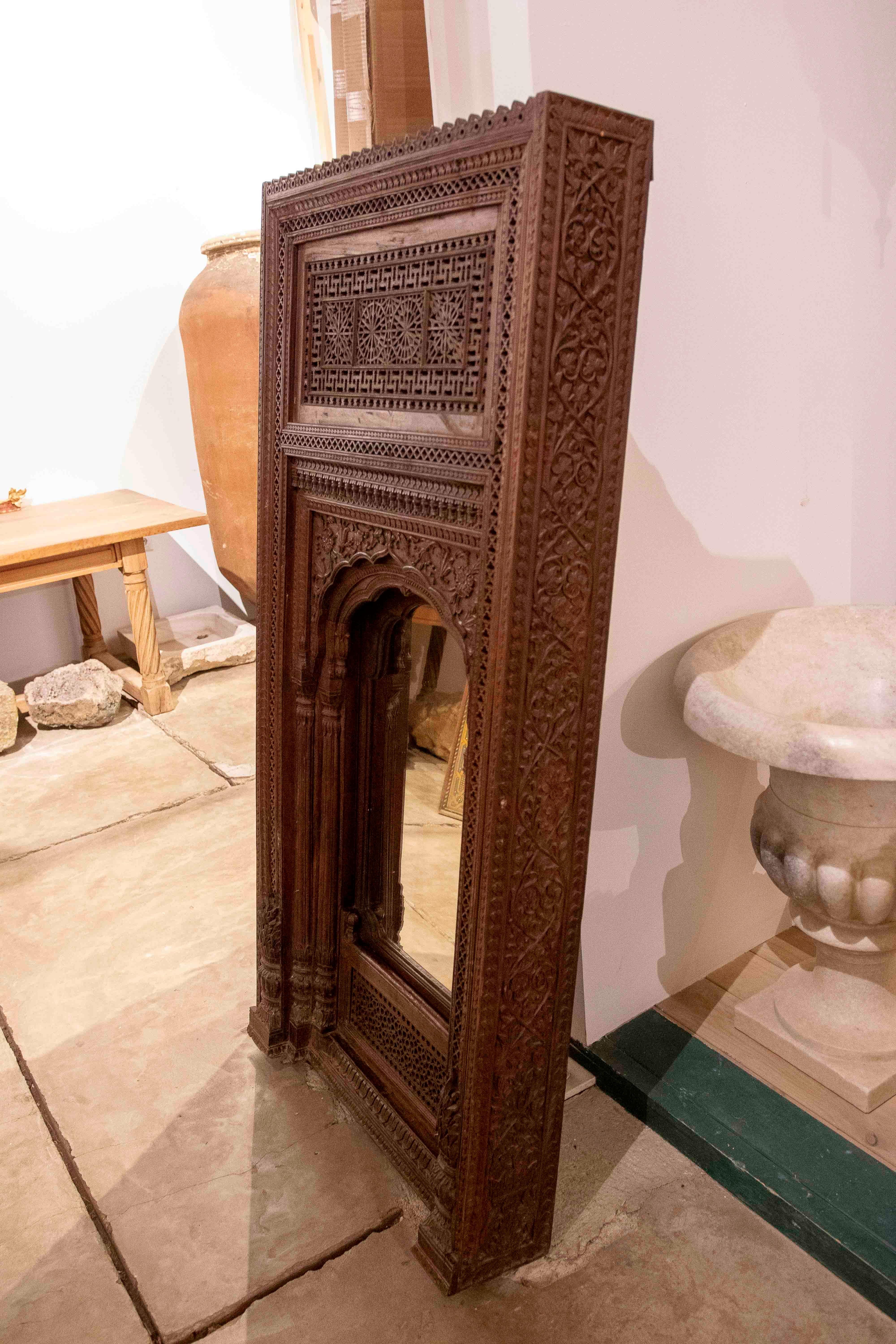 Miroir en bois sculpté des années 1950 avec cadre architectural INDO-MORISH en vente 11