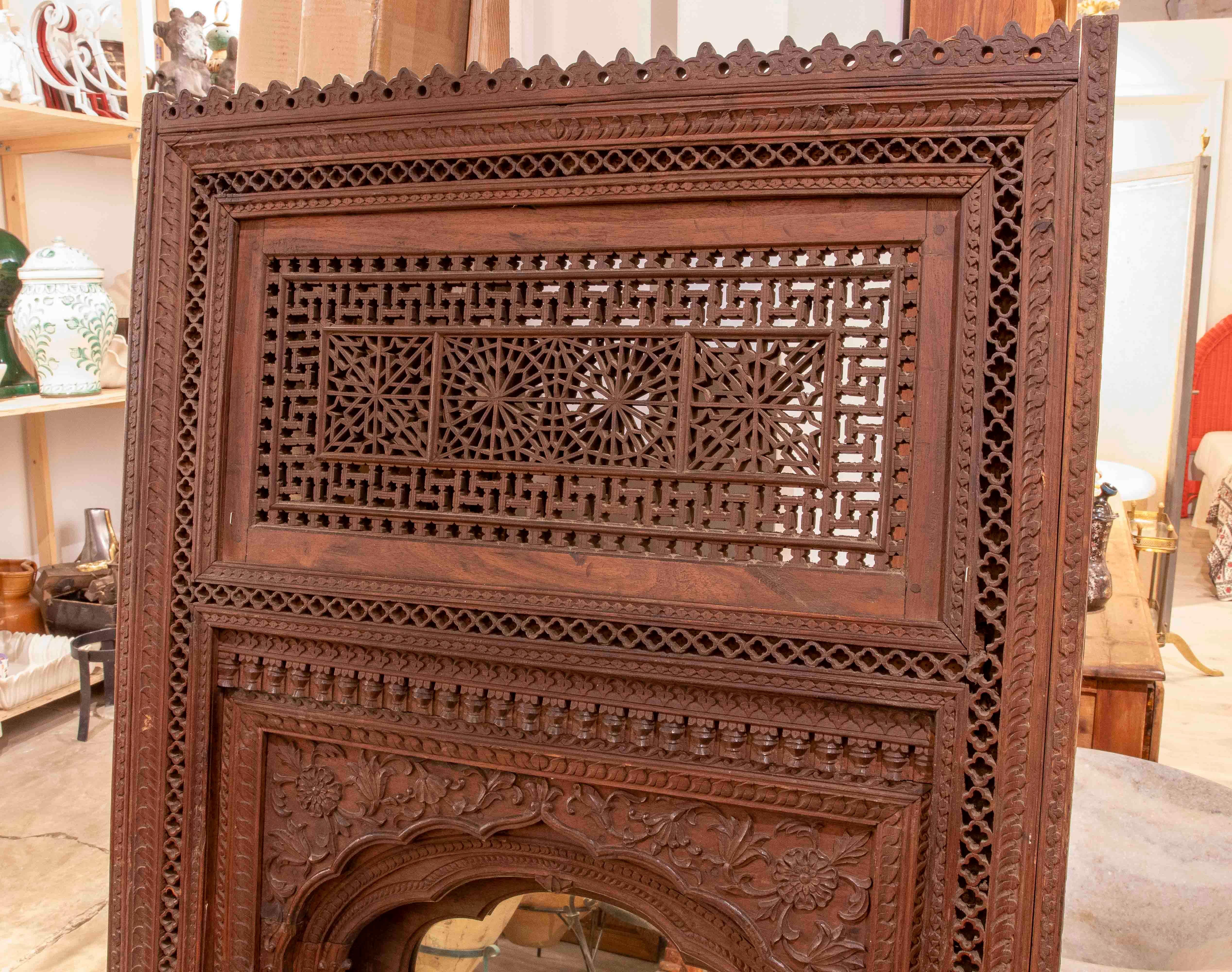 Marocain Miroir en bois sculpté des années 1950 avec cadre architectural INDO-MORISH en vente