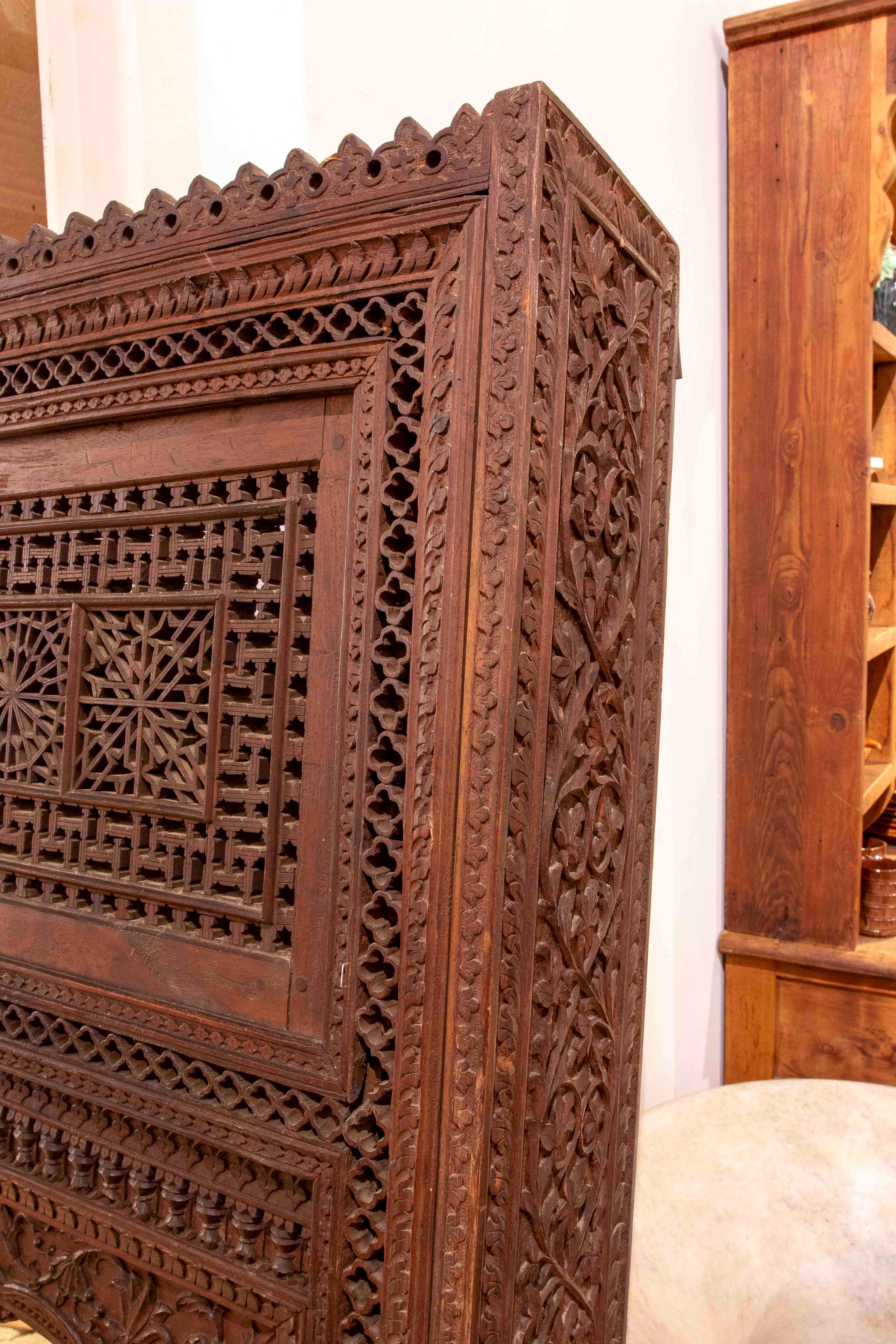 Miroir en bois sculpté des années 1950 avec cadre architectural INDO-MORISH Bon état - En vente à Marbella, ES