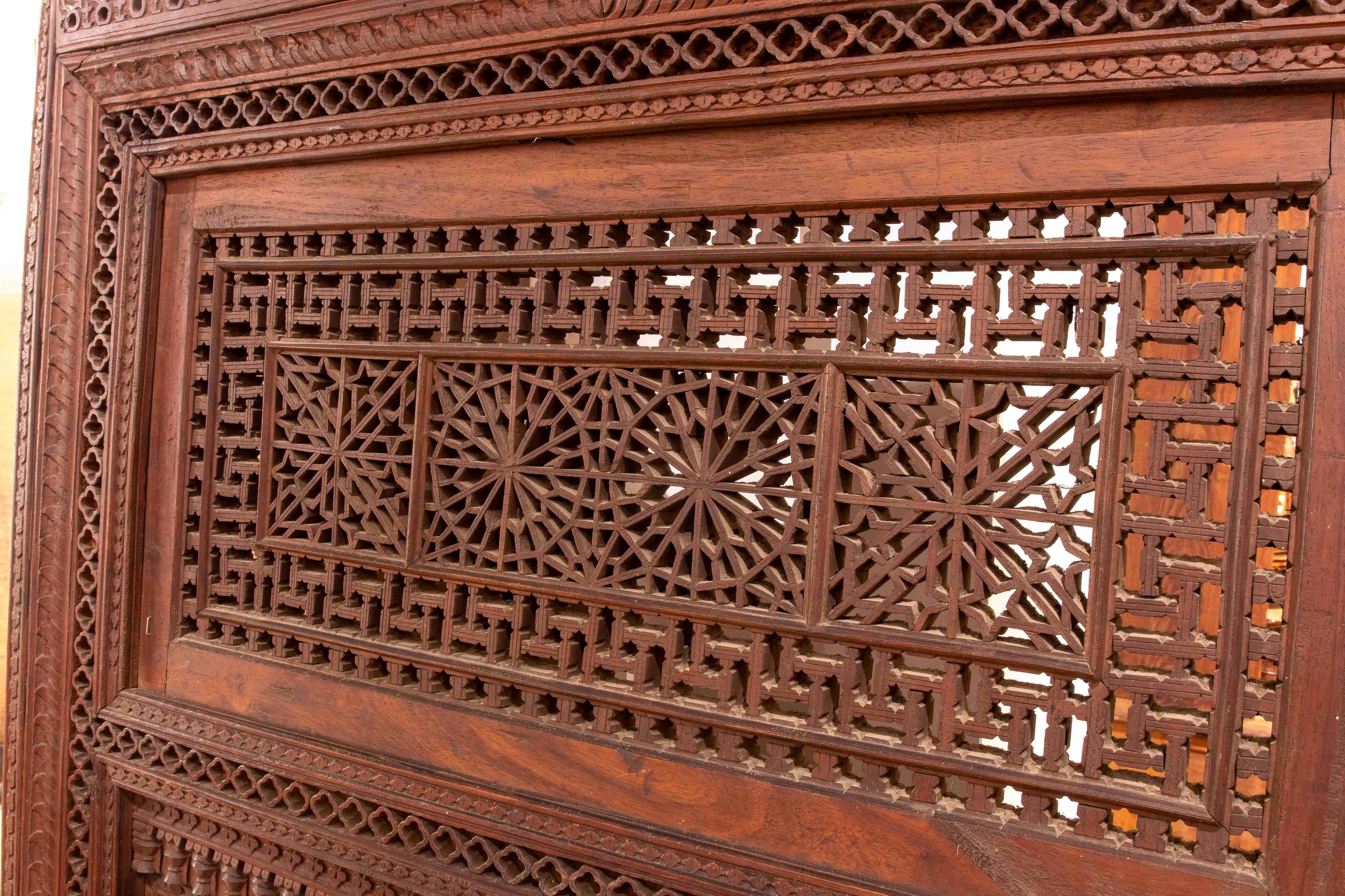 20ième siècle Miroir en bois sculpté des années 1950 avec cadre architectural INDO-MORISH en vente