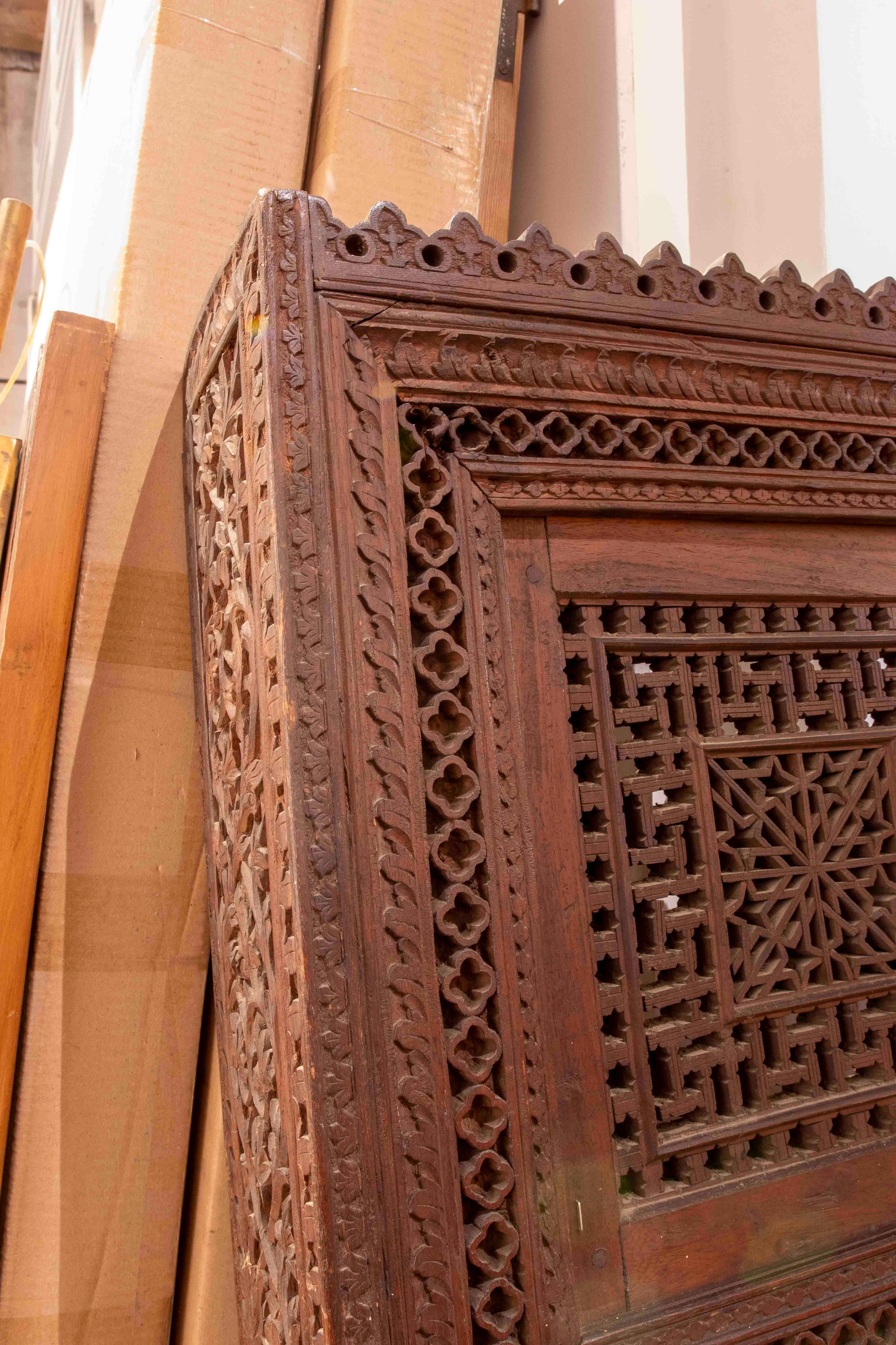 Bois Miroir en bois sculpté des années 1950 avec cadre architectural INDO-MORISH en vente