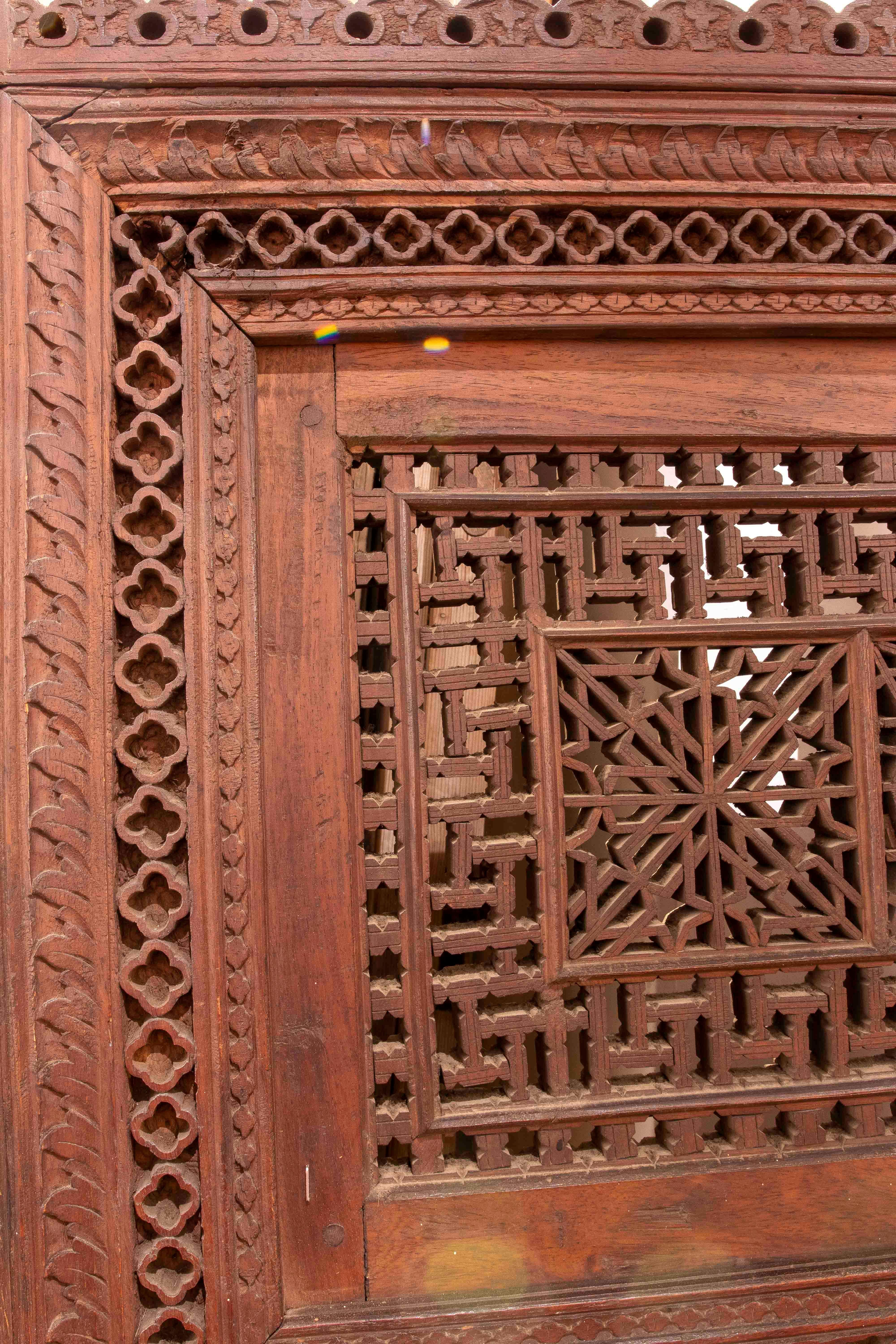 Miroir en bois sculpté des années 1950 avec cadre architectural INDO-MORISH en vente 1