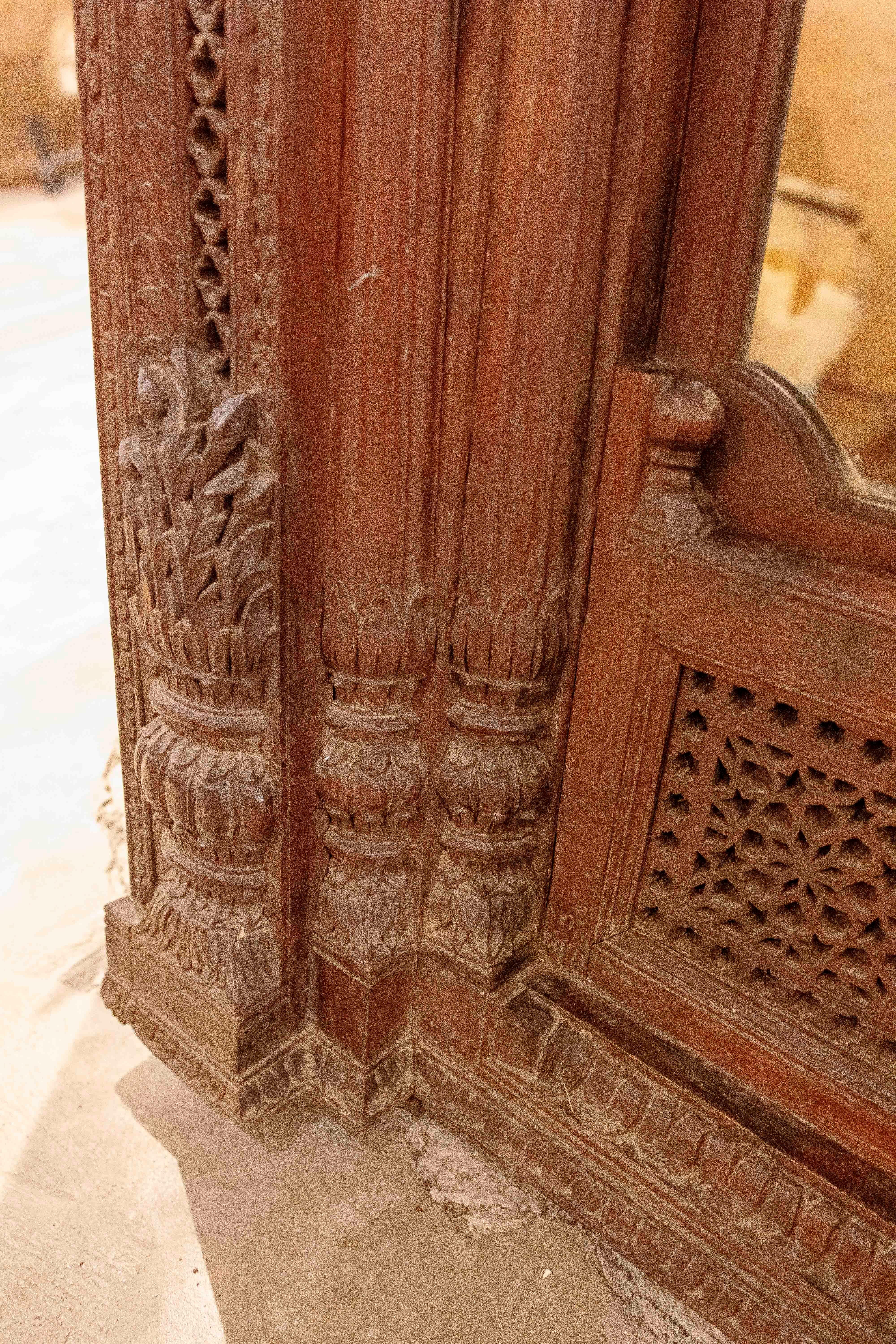 Miroir en bois sculpté des années 1950 avec cadre architectural INDO-MORISH en vente 2