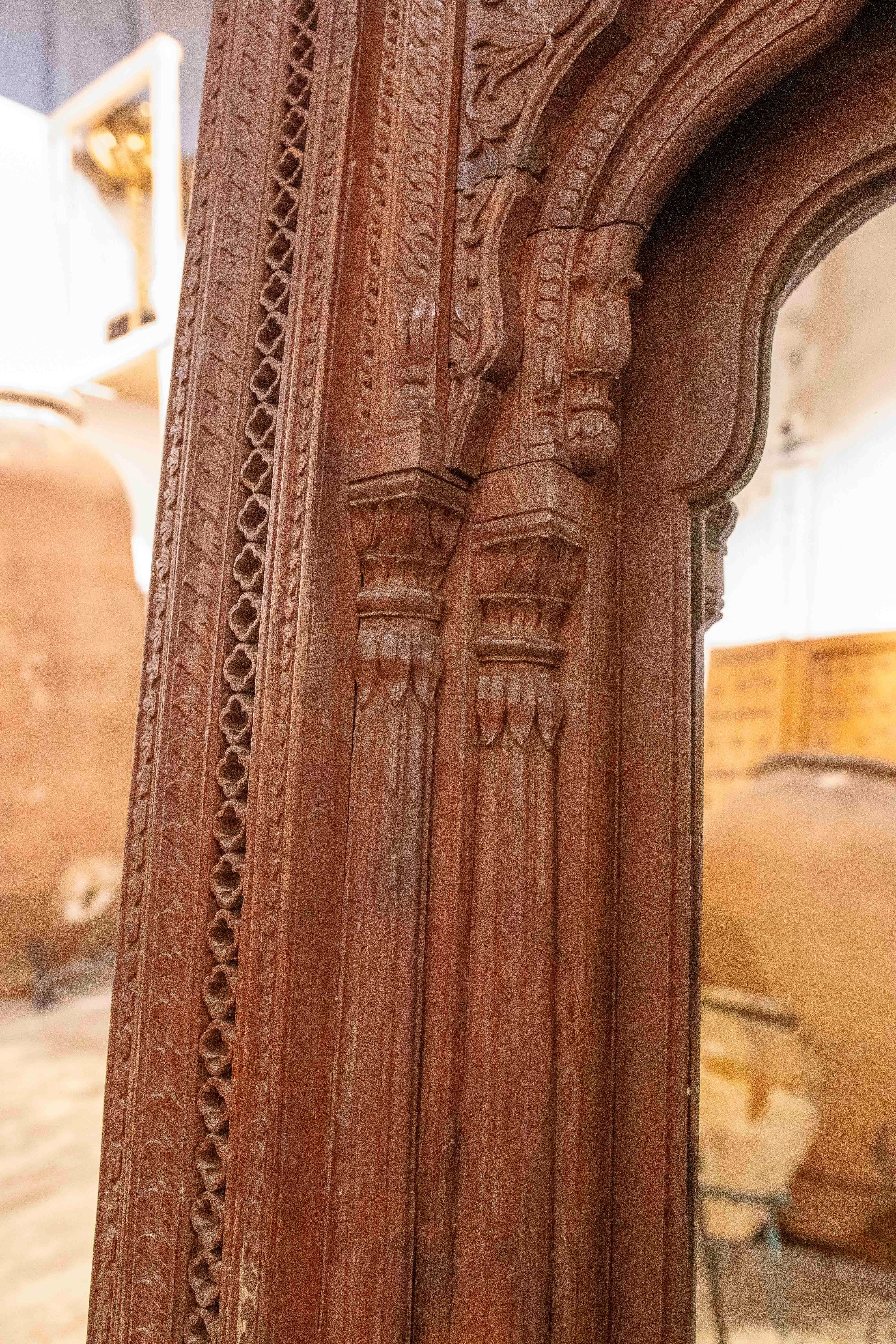 Miroir en bois sculpté des années 1950 avec cadre architectural INDO-MORISH en vente 3