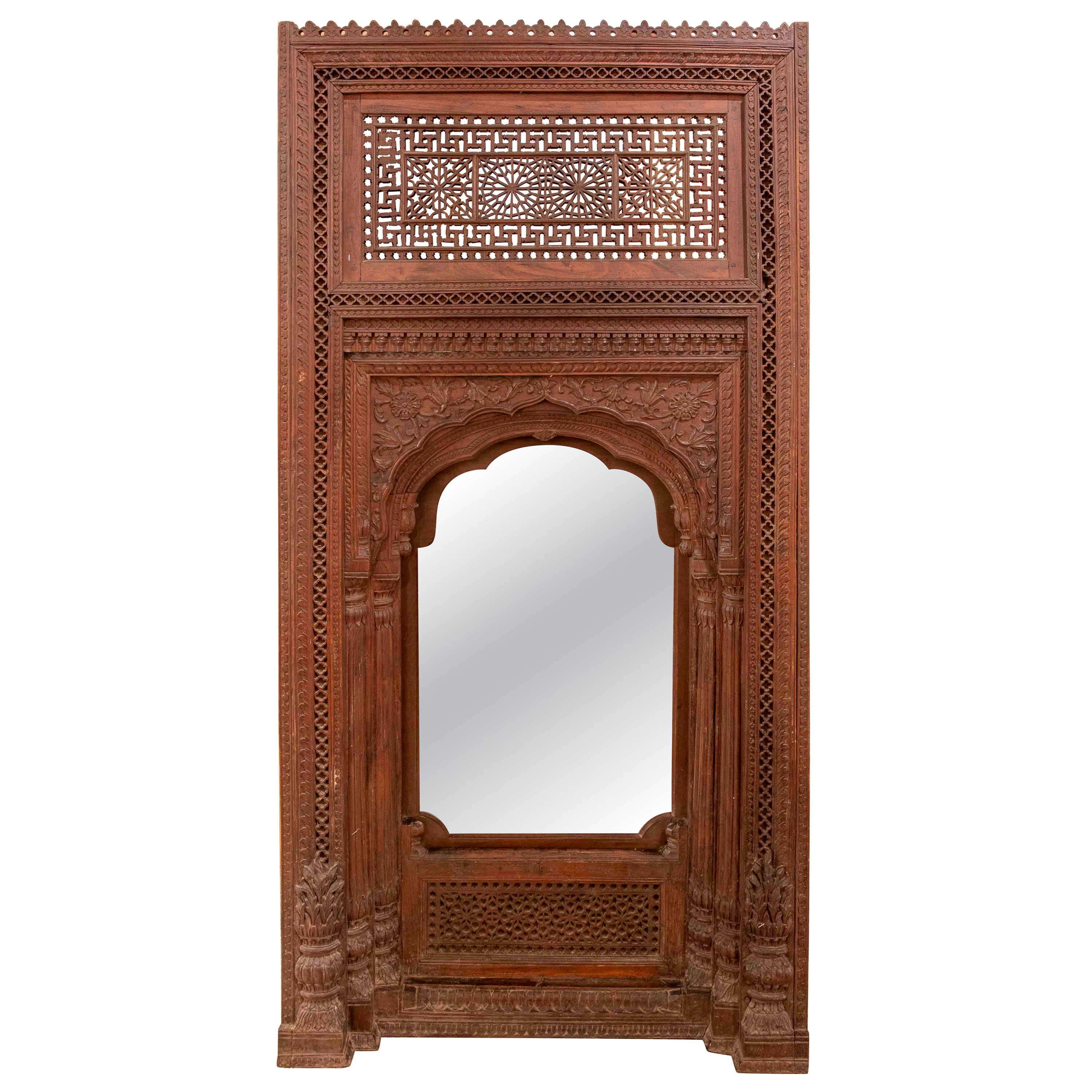 Miroir en bois sculpté des années 1950 avec cadre architectural INDO-MORISH