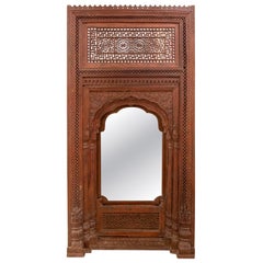 Specchio in legno intagliato del 1950 con cornice architettonica indo-moresca