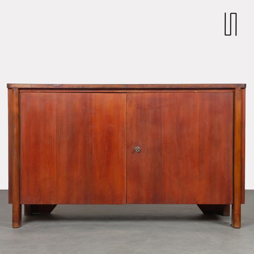 Questa cassettiera in legno risale agli anni Cinquanta. Si apre attraverso due porte d'ingresso. Le condizioni sono buone, la parte superiore è stata restaurata. 