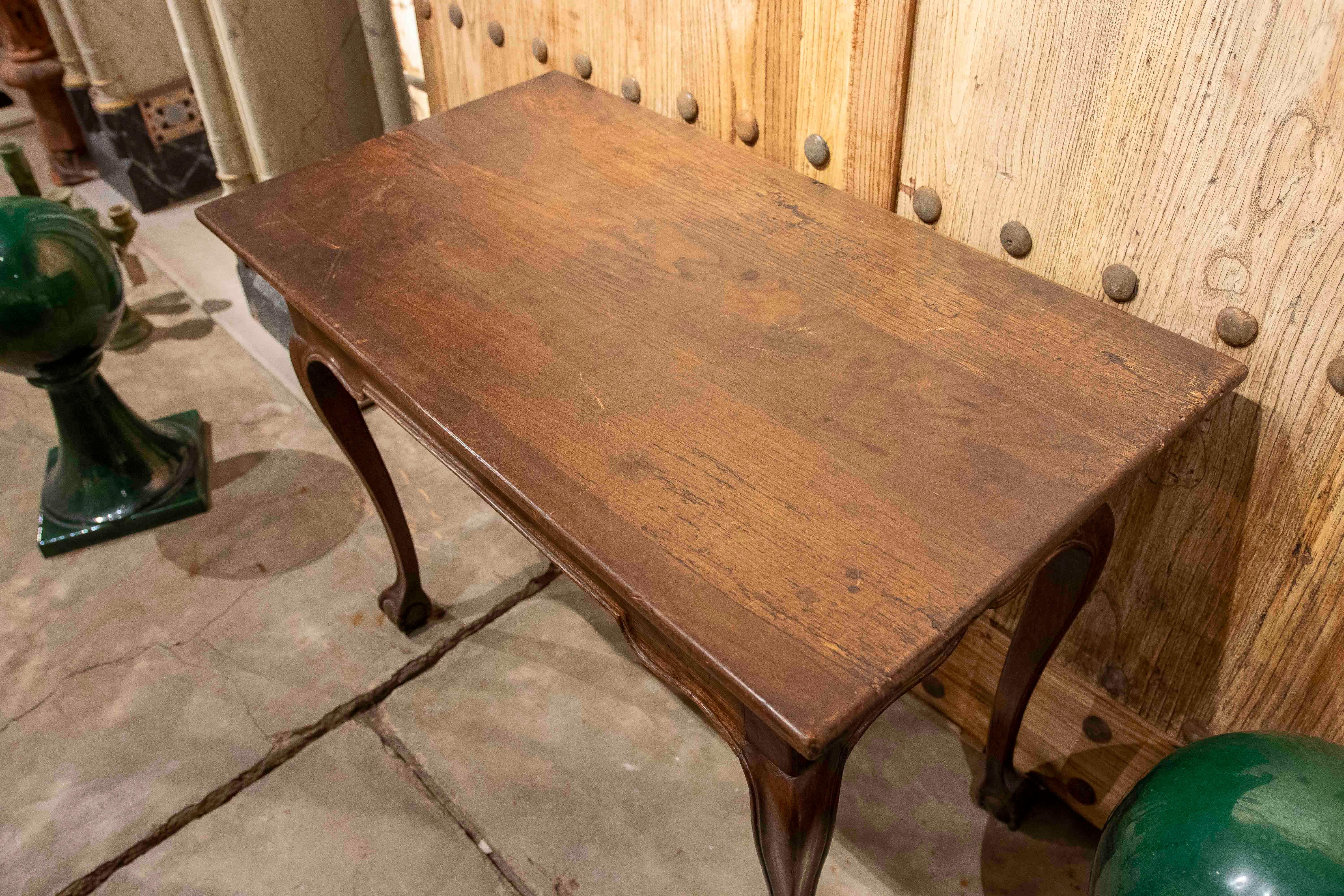 Scrivania in legno degli anni '50 con piedi a zampa d'asino in vendita 4