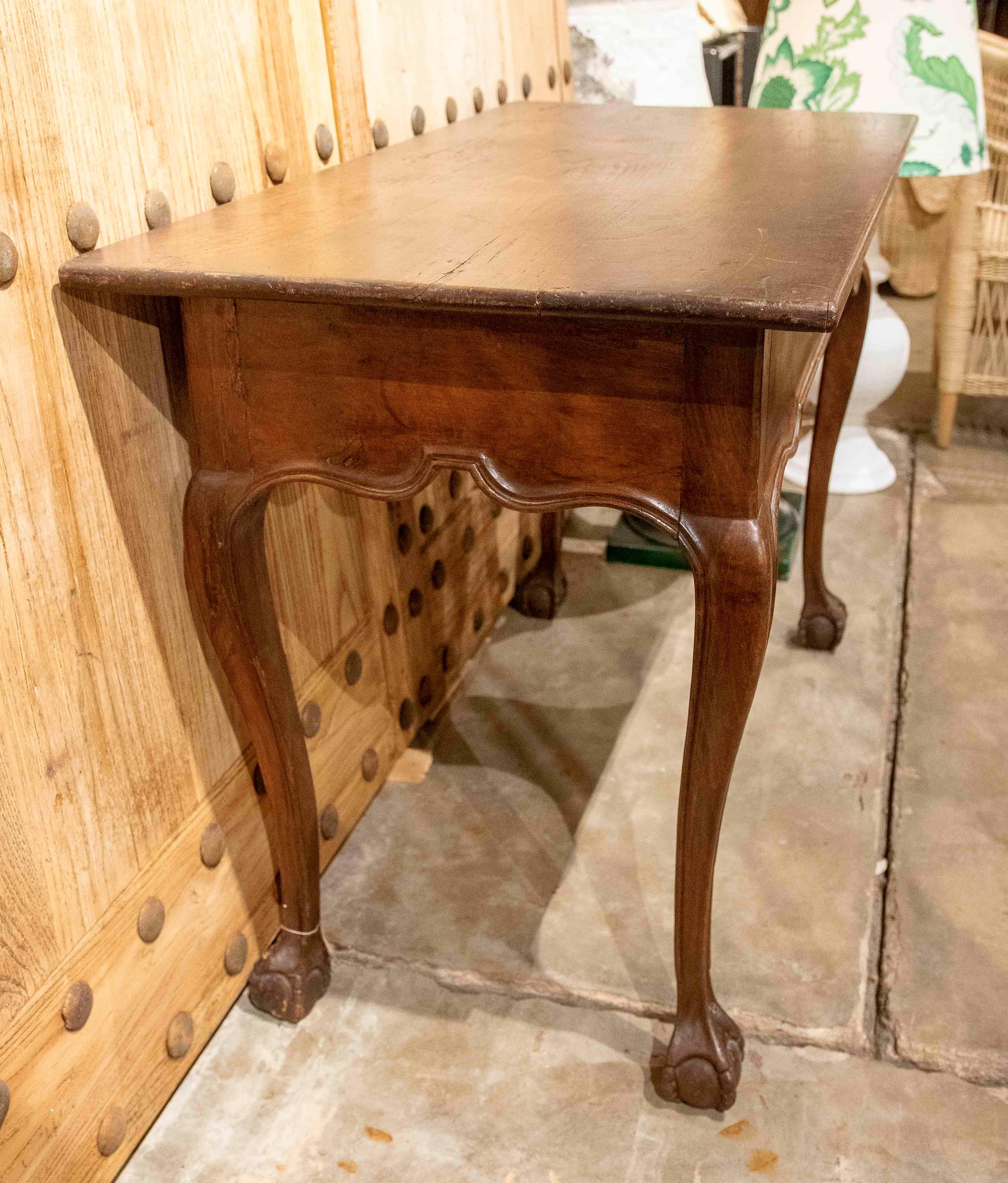 Scrivania in legno degli anni '50 con piedi a zampa d'asino in vendita 6