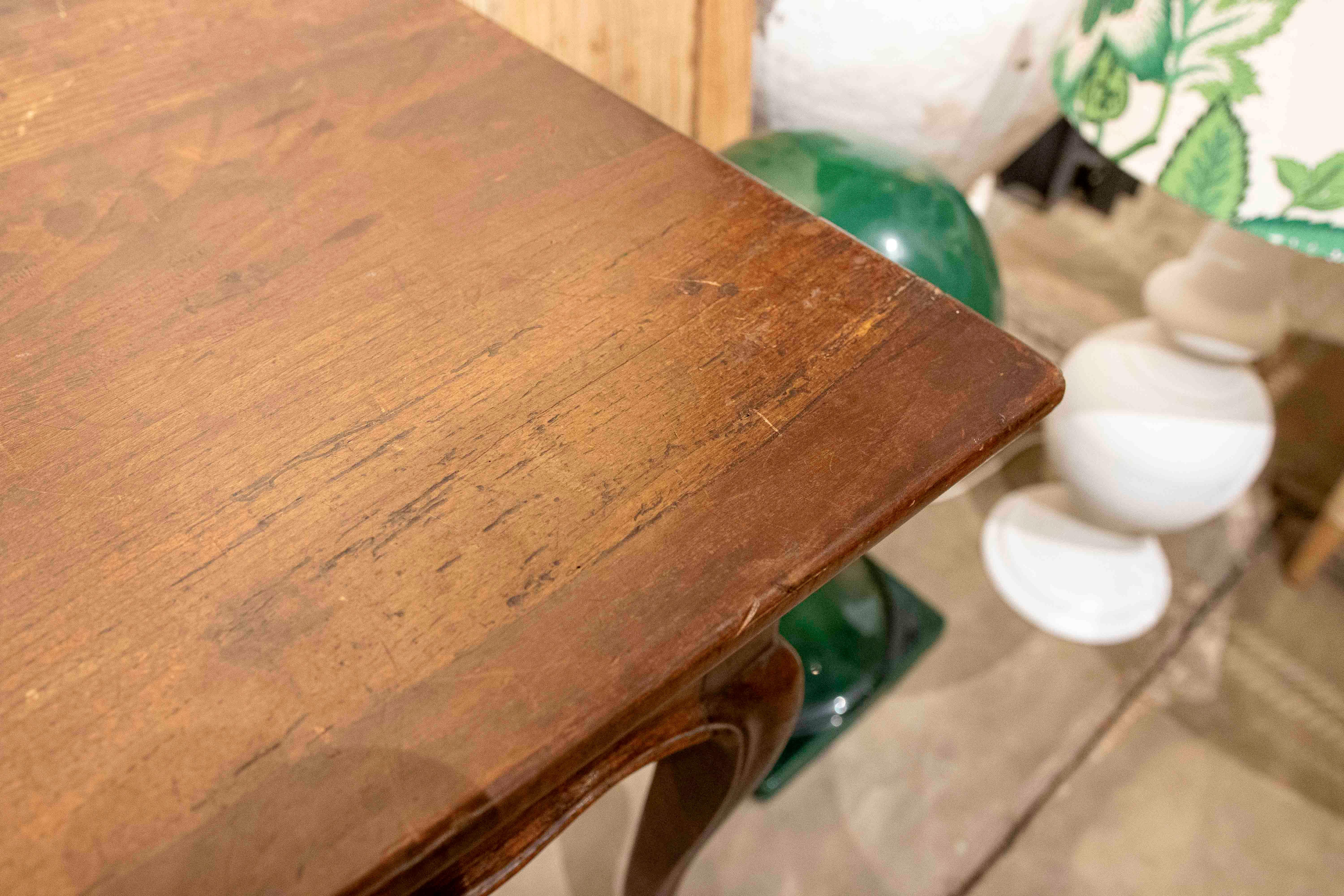 Scrivania in legno degli anni '50 con piedi a zampa d'asino in vendita 7