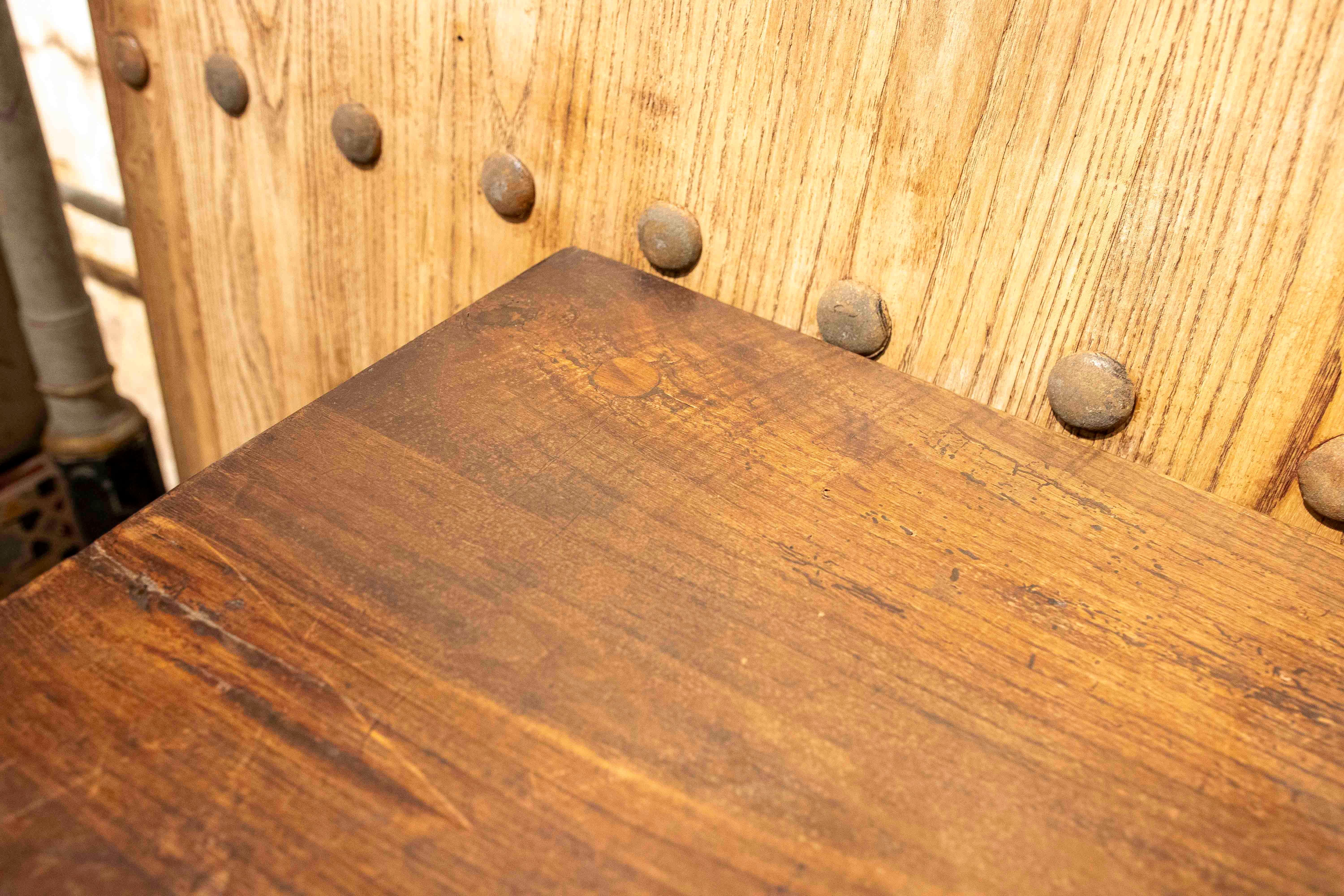 Scrivania in legno degli anni '50 con piedi a zampa d'asino in vendita 10