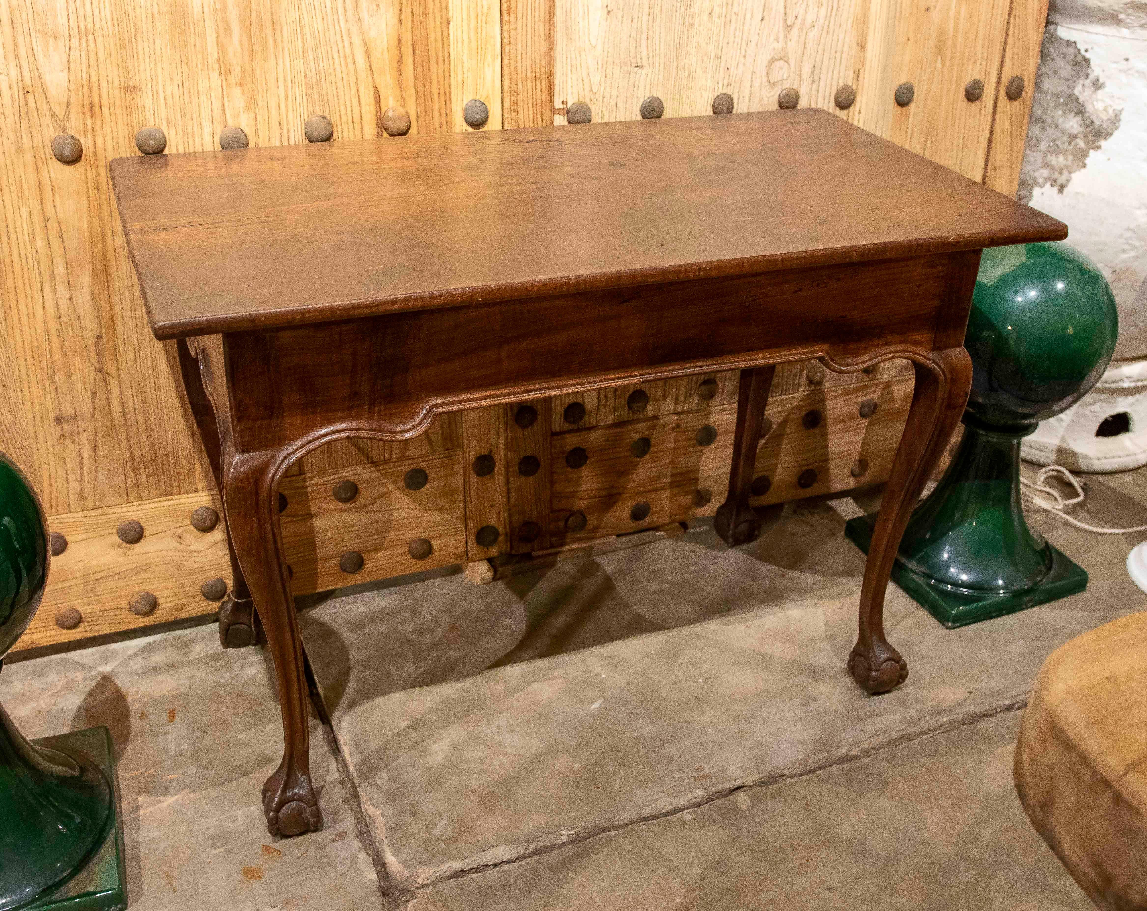 Scrivania in legno degli anni '50 con piedi a zampa d'asino 