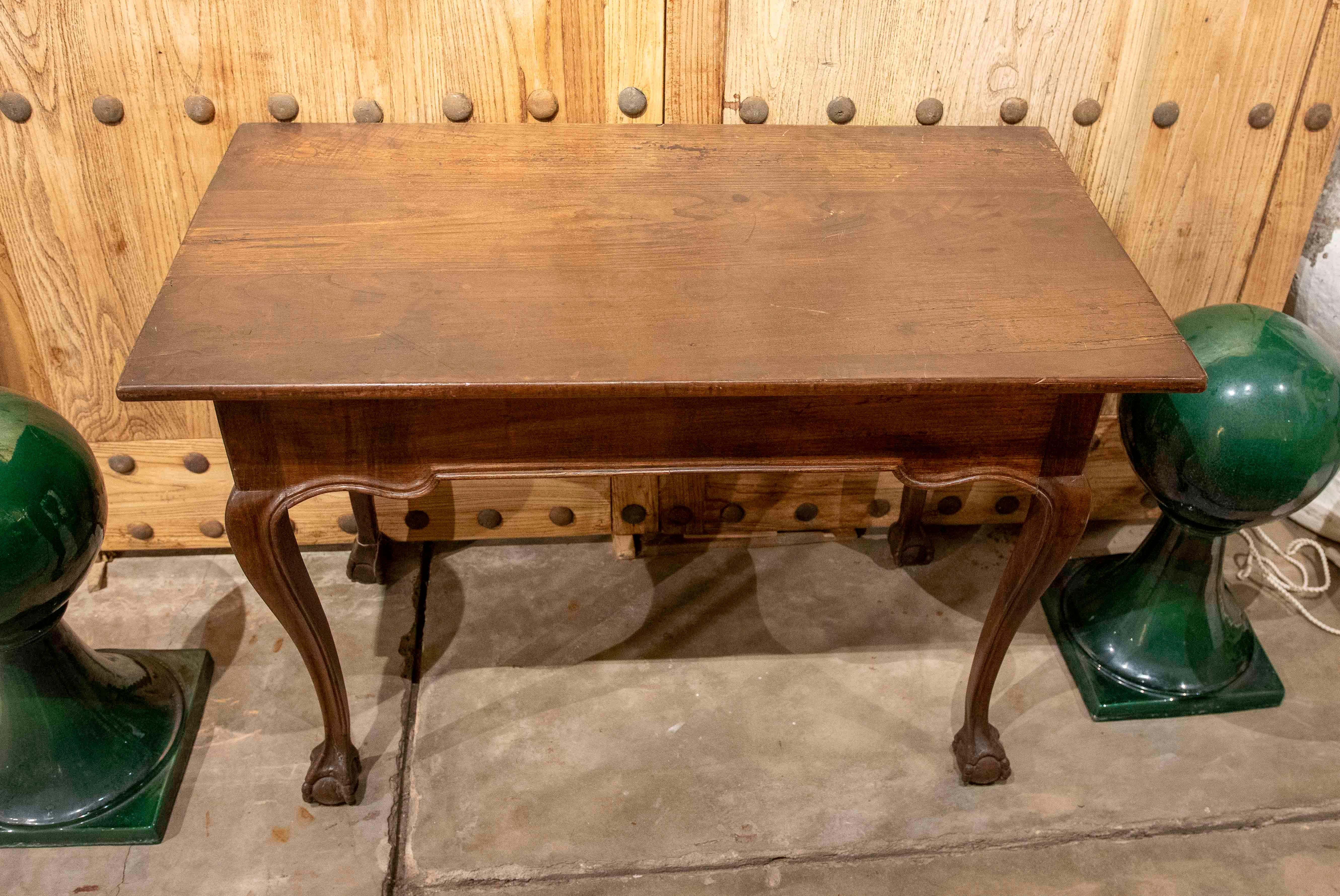 Scrivania in legno degli anni '50 con piedi a zampa d'asino In condizioni buone in vendita a Marbella, ES