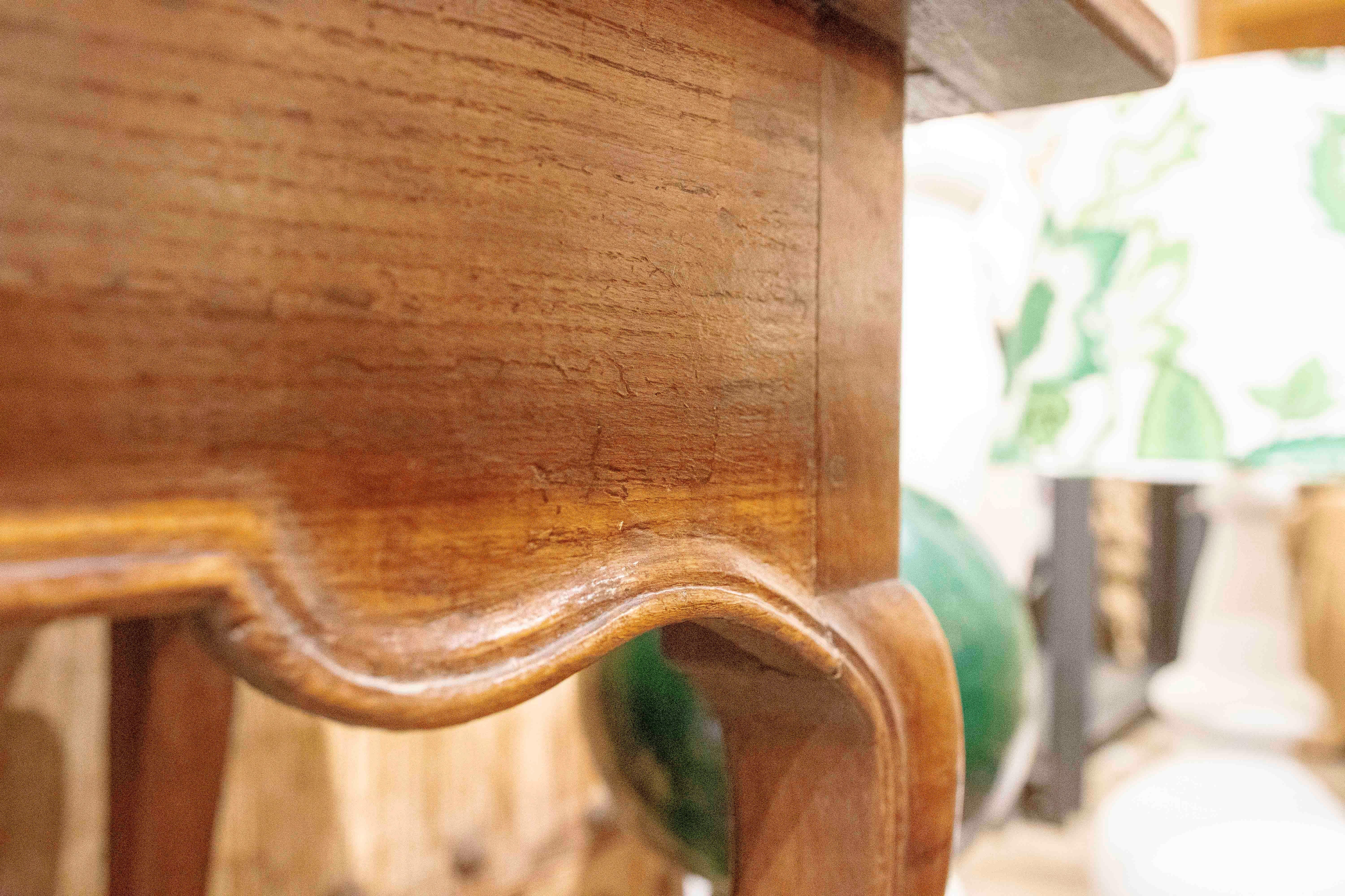 Scrivania in legno degli anni '50 con piedi a zampa d'asino in vendita 3