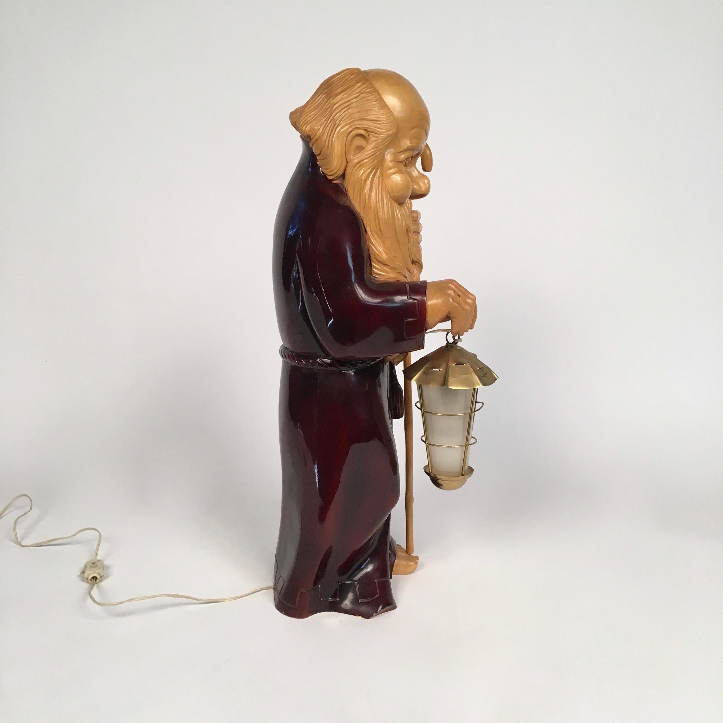 Peu de pièces d'Aldo Tura peuvent être comparées à cette lampe unique, sculptée à la main dans une seule pièce de bois. Les lampes d'Aldo Tura étaient fabriquées en petites séries et les détails et le niveau de sophistication de la sculpture de