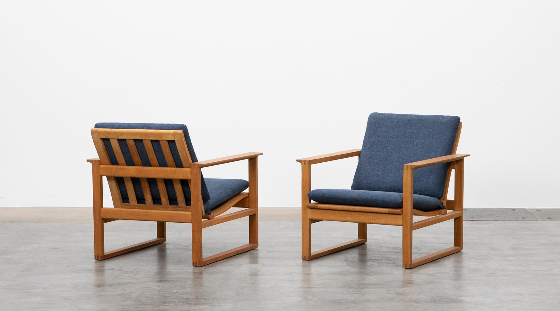 Pair of lounge chairs, oak, Borge Mogensen, Denmark, 1956.

Two comfortable solid oak lounge chairs designed by Børge Mogensen with beautiful manufactured details and new upholstered cushions with high-quality fabric. Perfect Scandinavian