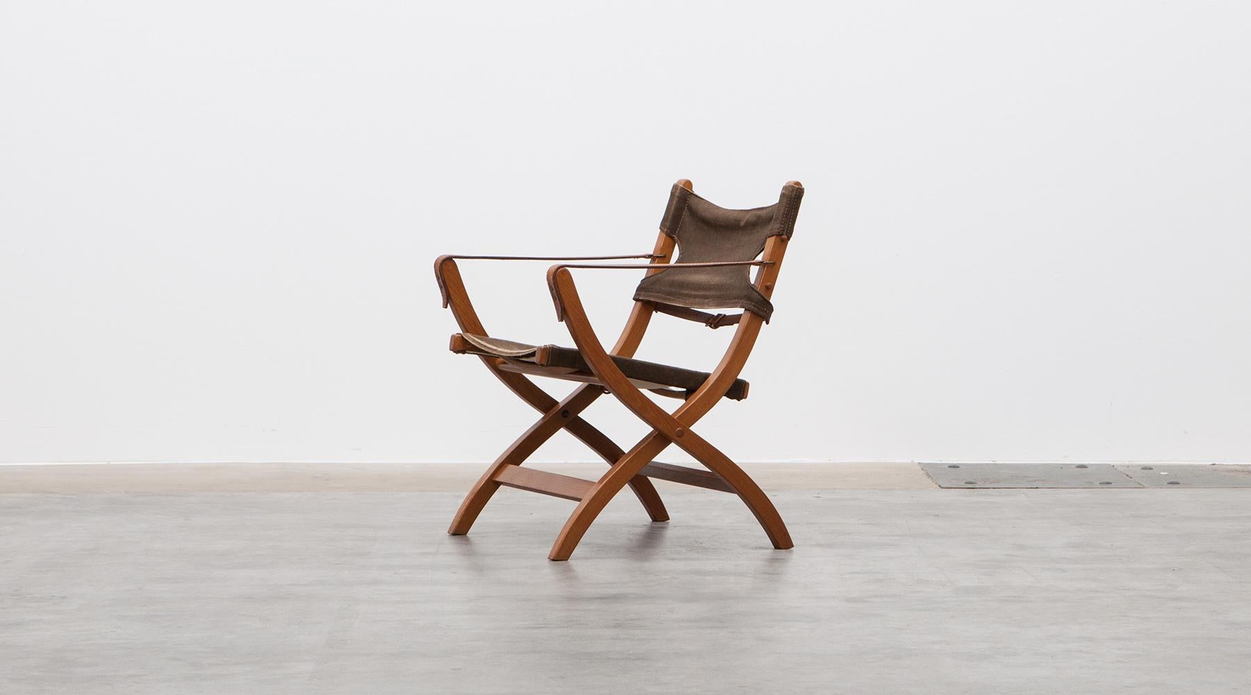 Safari chair, wood, linen fabric, leather by Poul Hundevad, Denmark, 1950s.

Classic reduced design with folding wood frame, back and seat in linen, armrests comes in leather. Designed by Poul Hundevad in 1950s. Manufactured by Vamdrup.

In 1960,