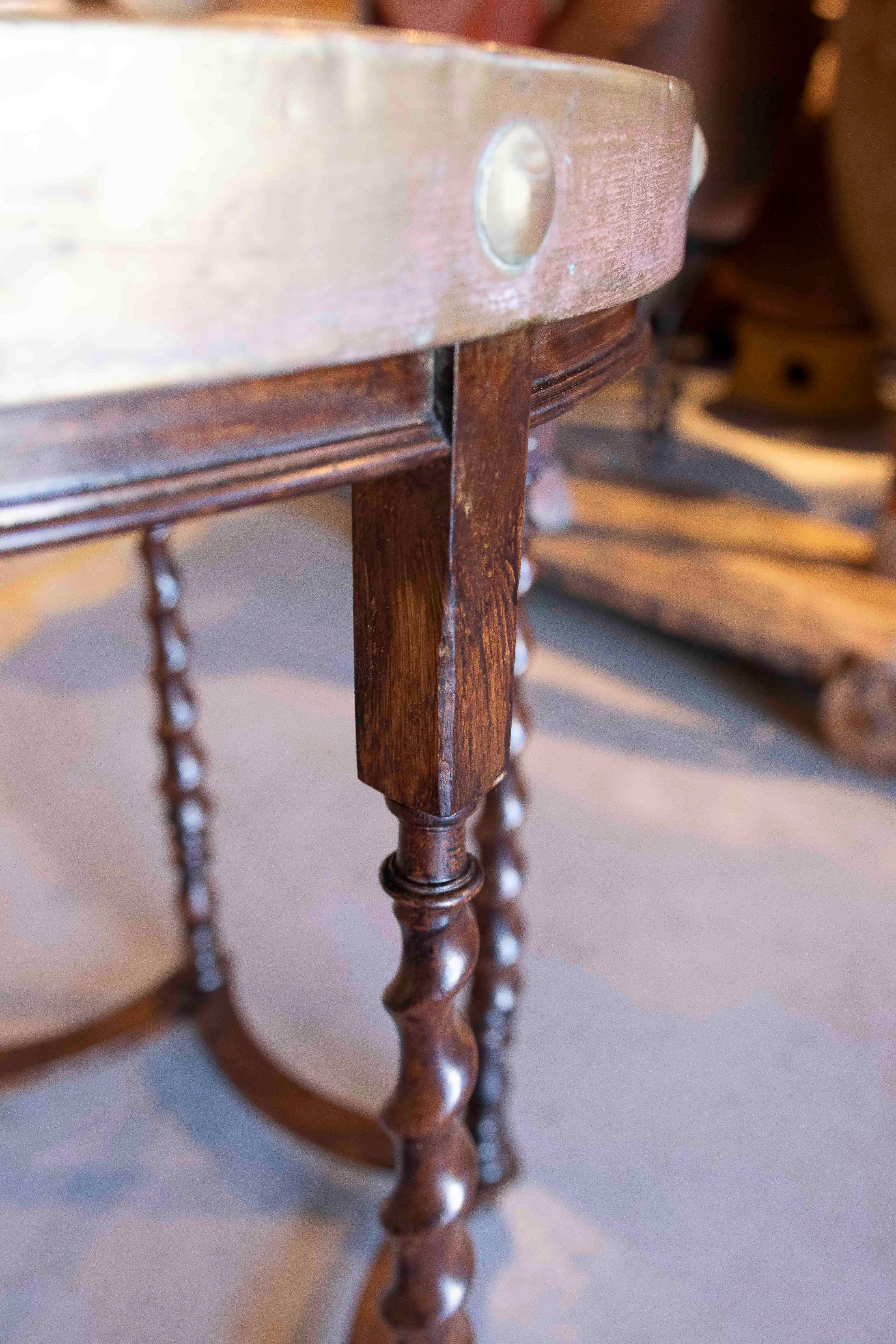 Table d'appoint en bois des années 1950 avec plateau en laiton gaufré en vente 4
