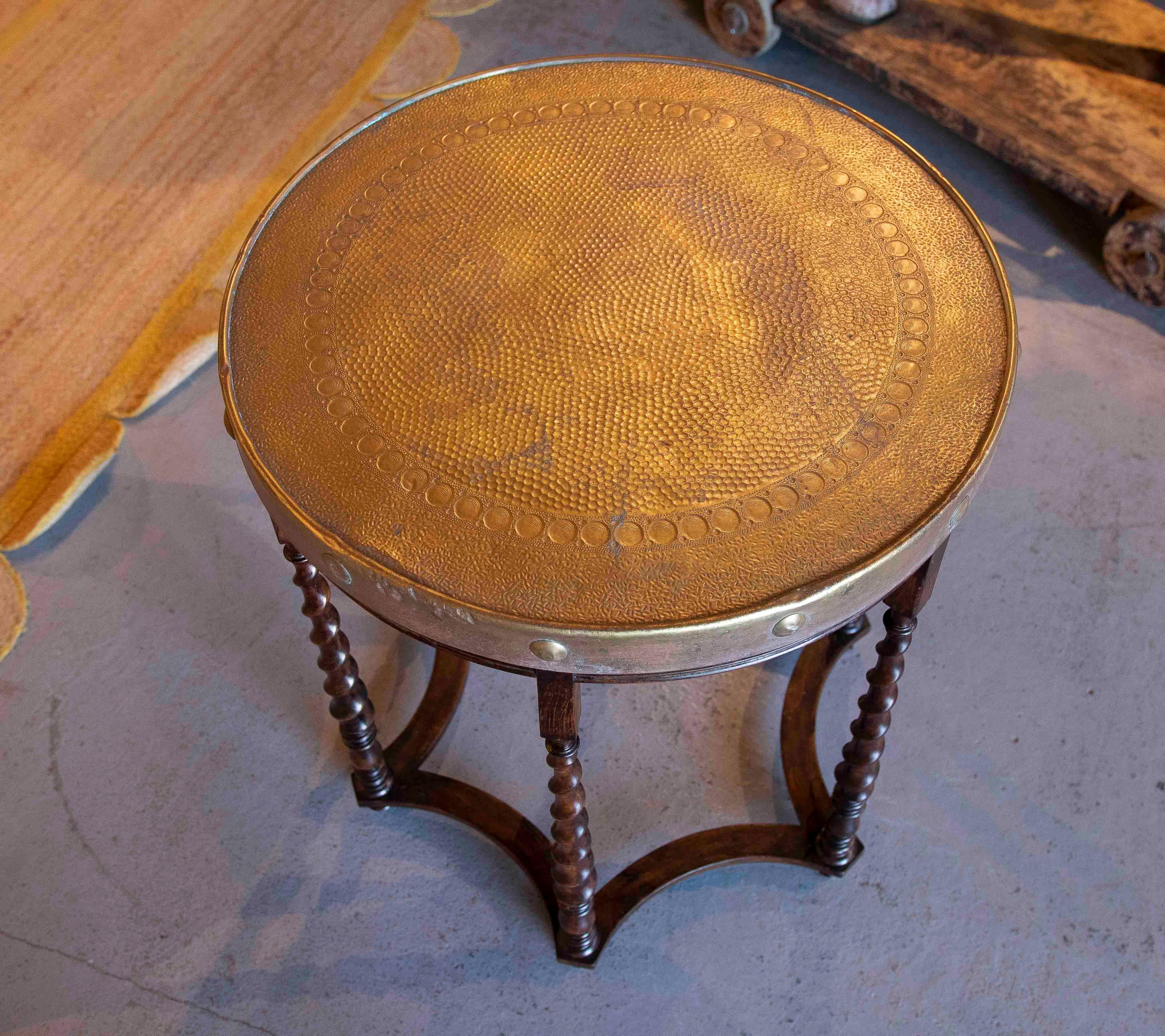 Table d'appoint en bois des années 1950 avec plateau en laiton gaufré en vente 6