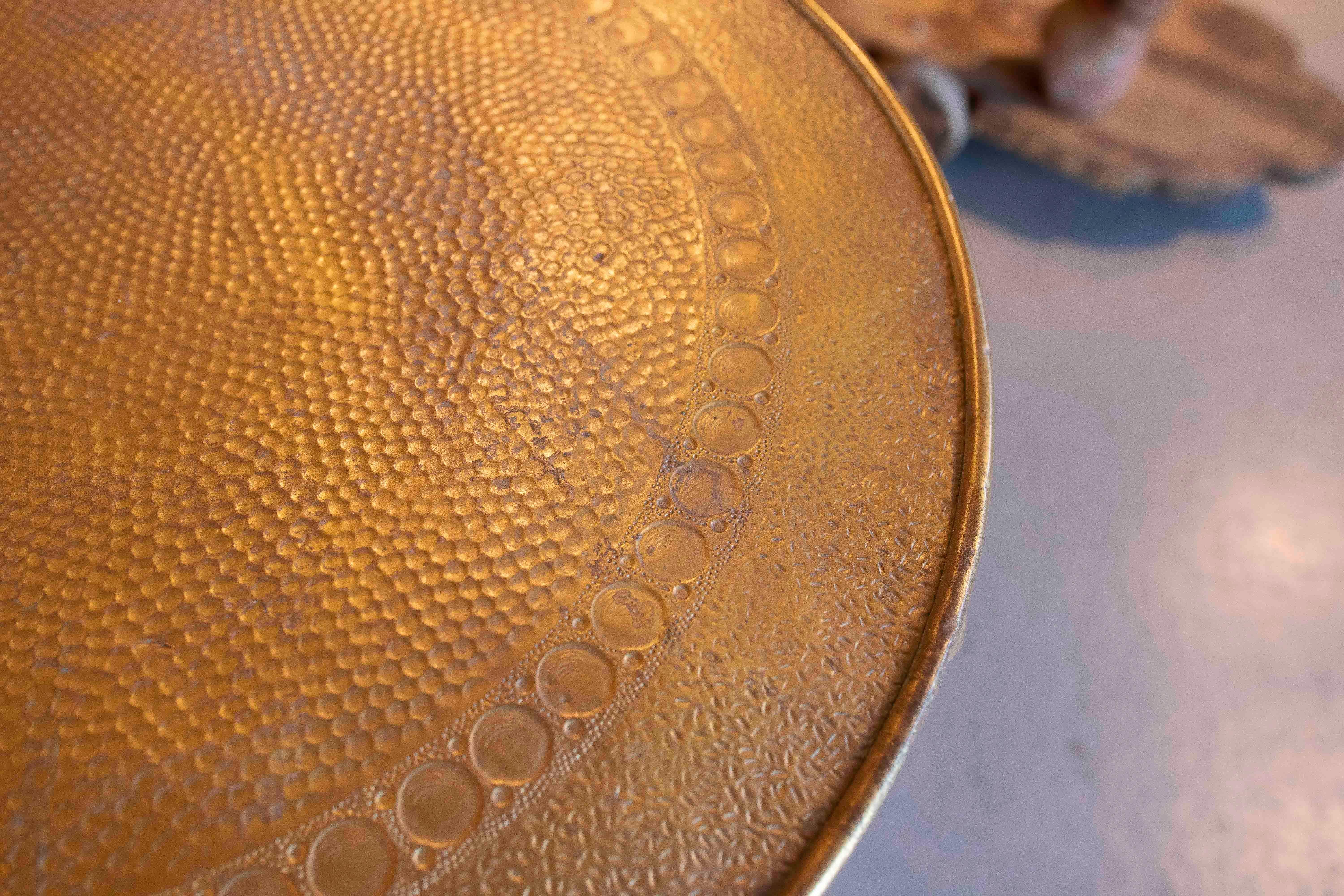 Table d'appoint en bois des années 1950 avec plateau en laiton gaufré en vente 8