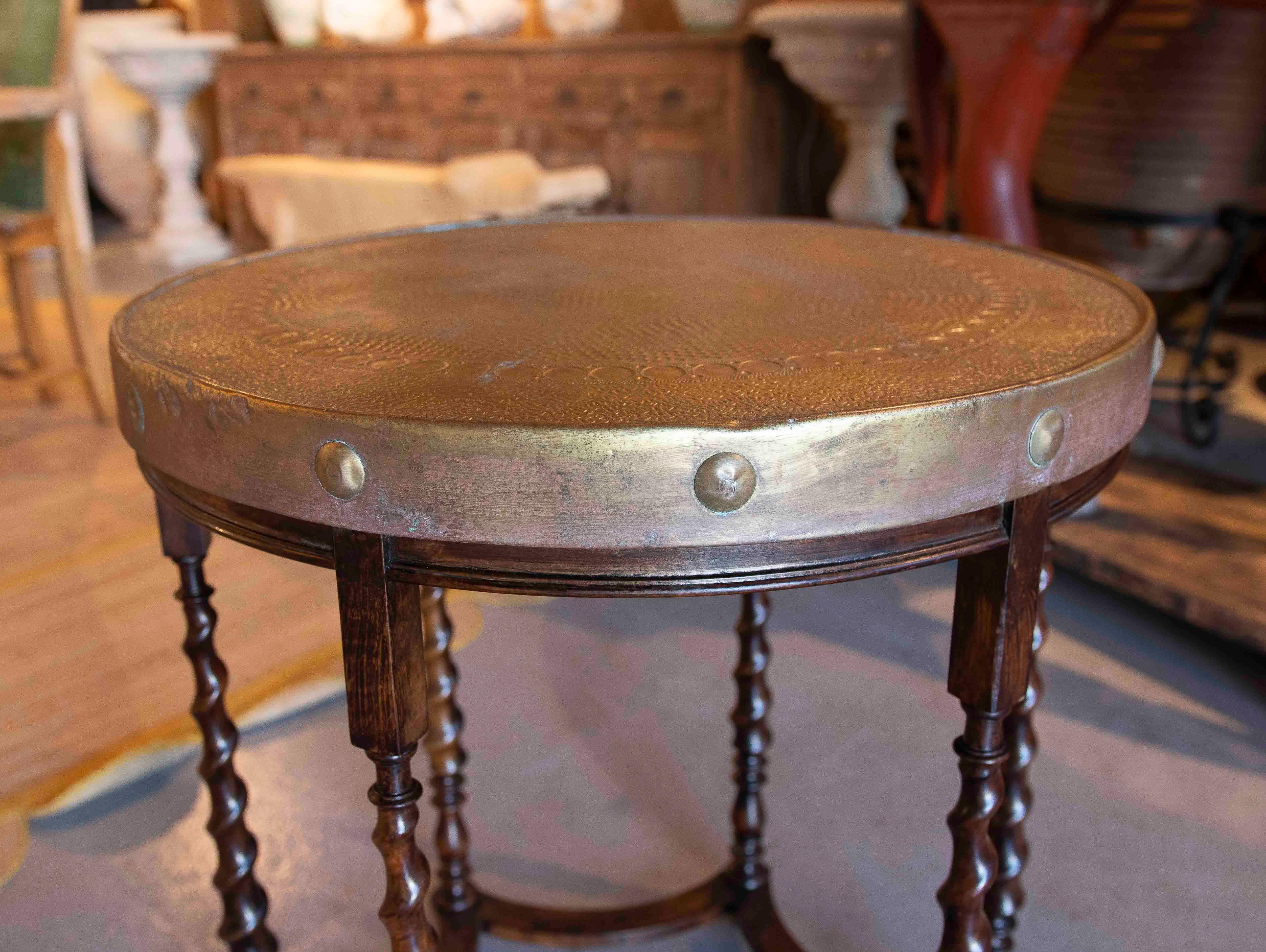 Table d'appoint en bois des années 1950 avec plateau en laiton gaufré en vente 9